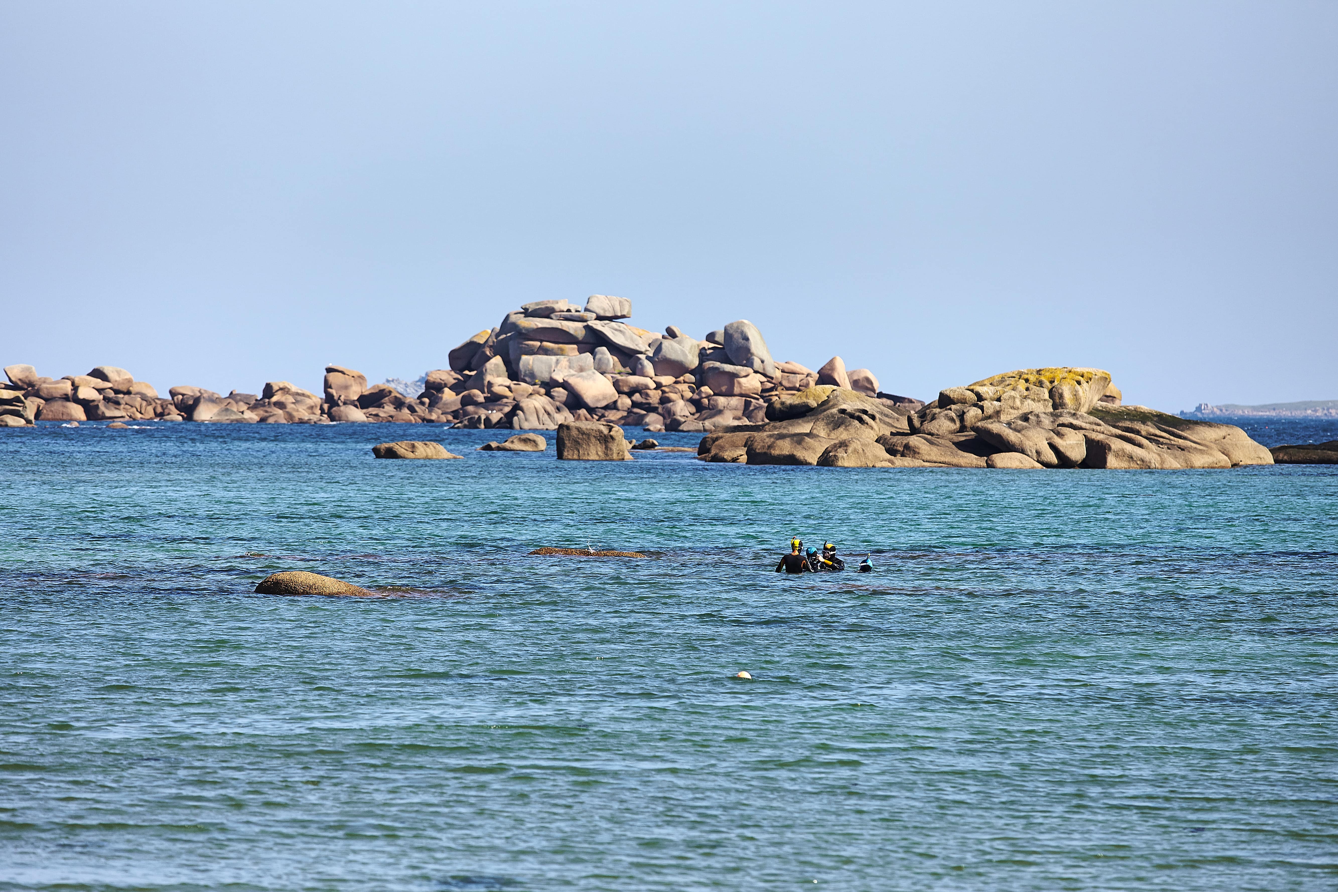 Quelques personnes pratiquant le snorkeling, au large des côtes bretonnes