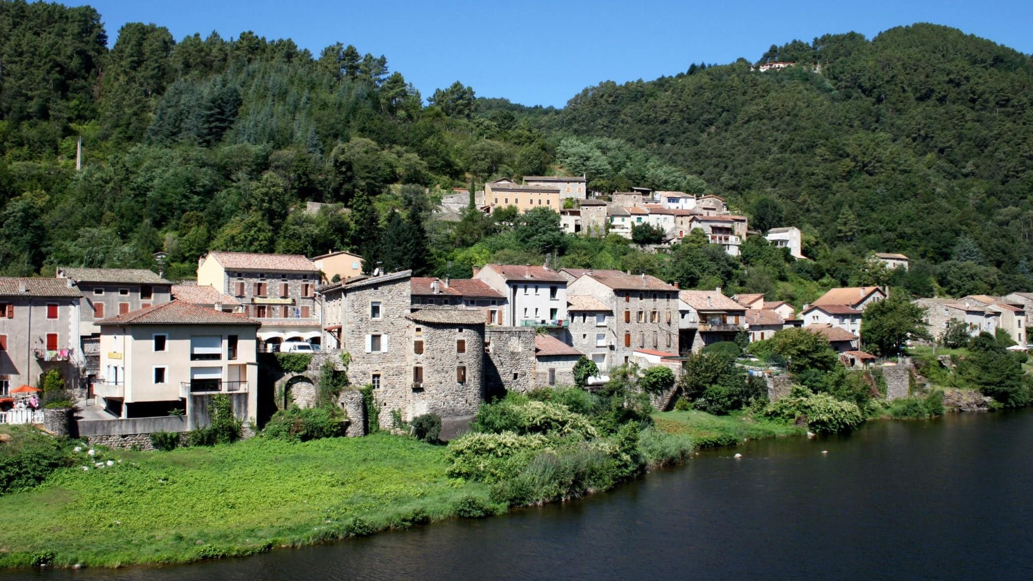 Pourquoi opter pour la location de gîtes de 20 personnes ?