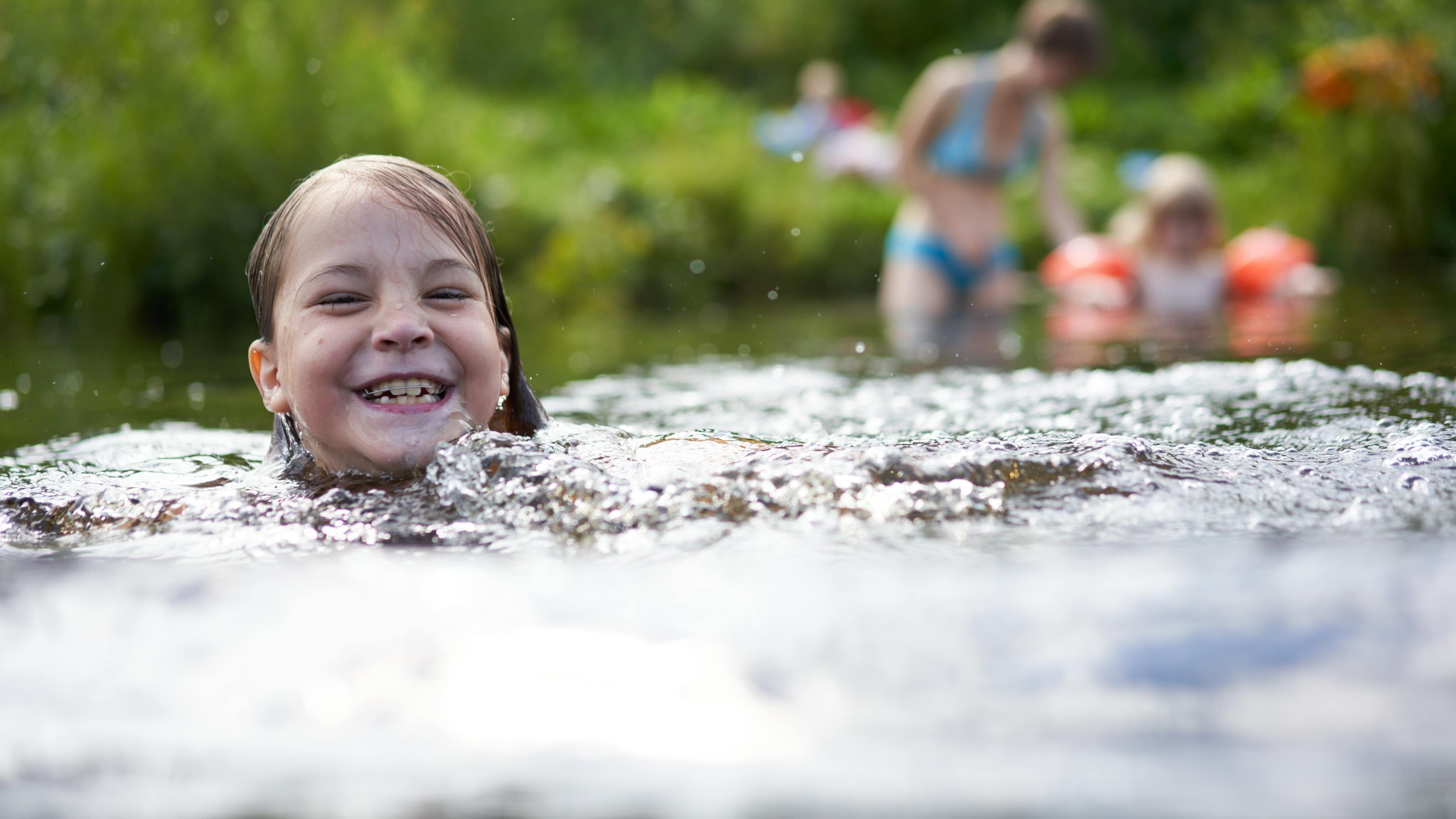 Enfants se baignant dans un lac