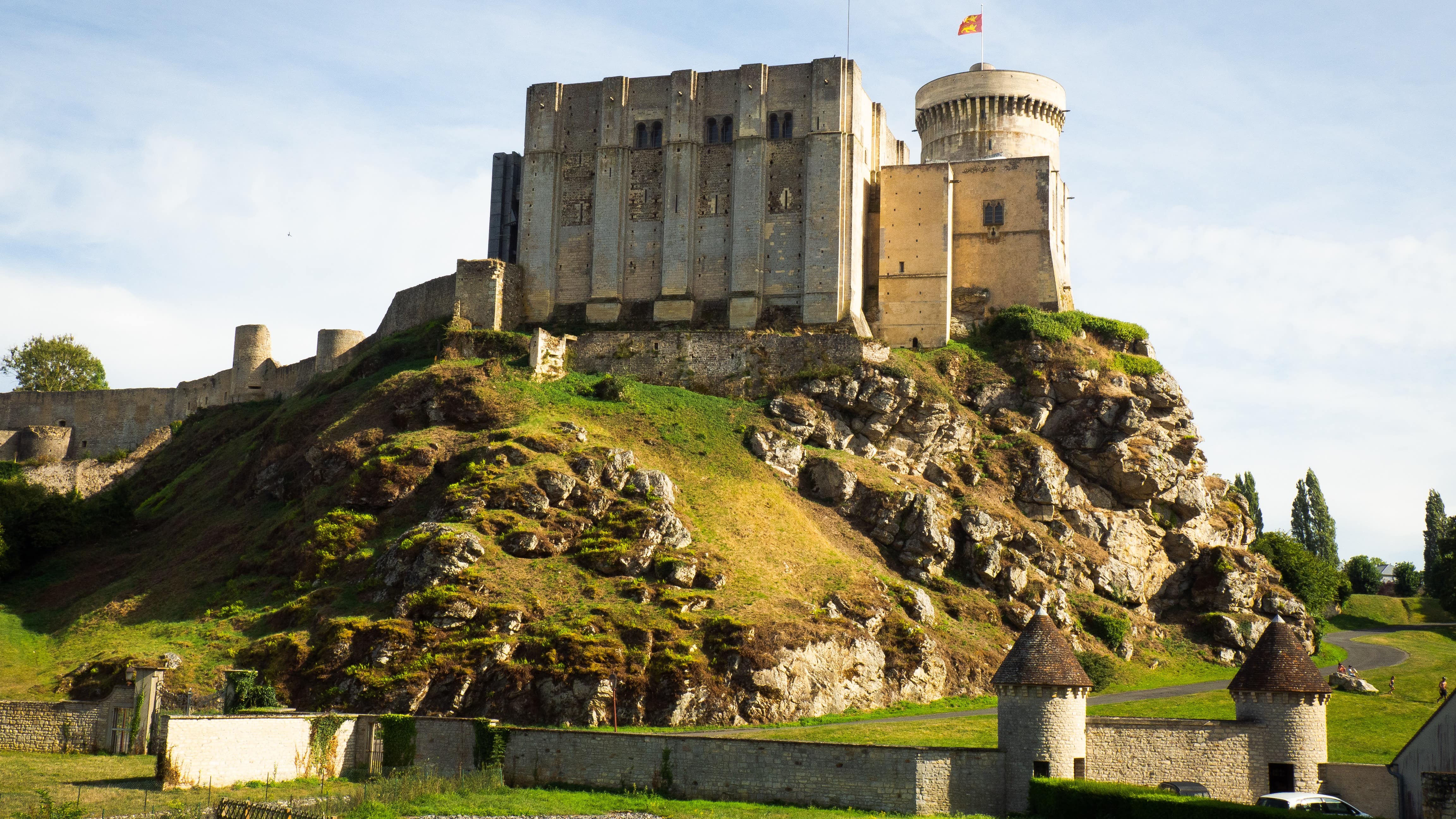 Vue d’ensemble du château de Falaise perché sur un escarpement rocheux