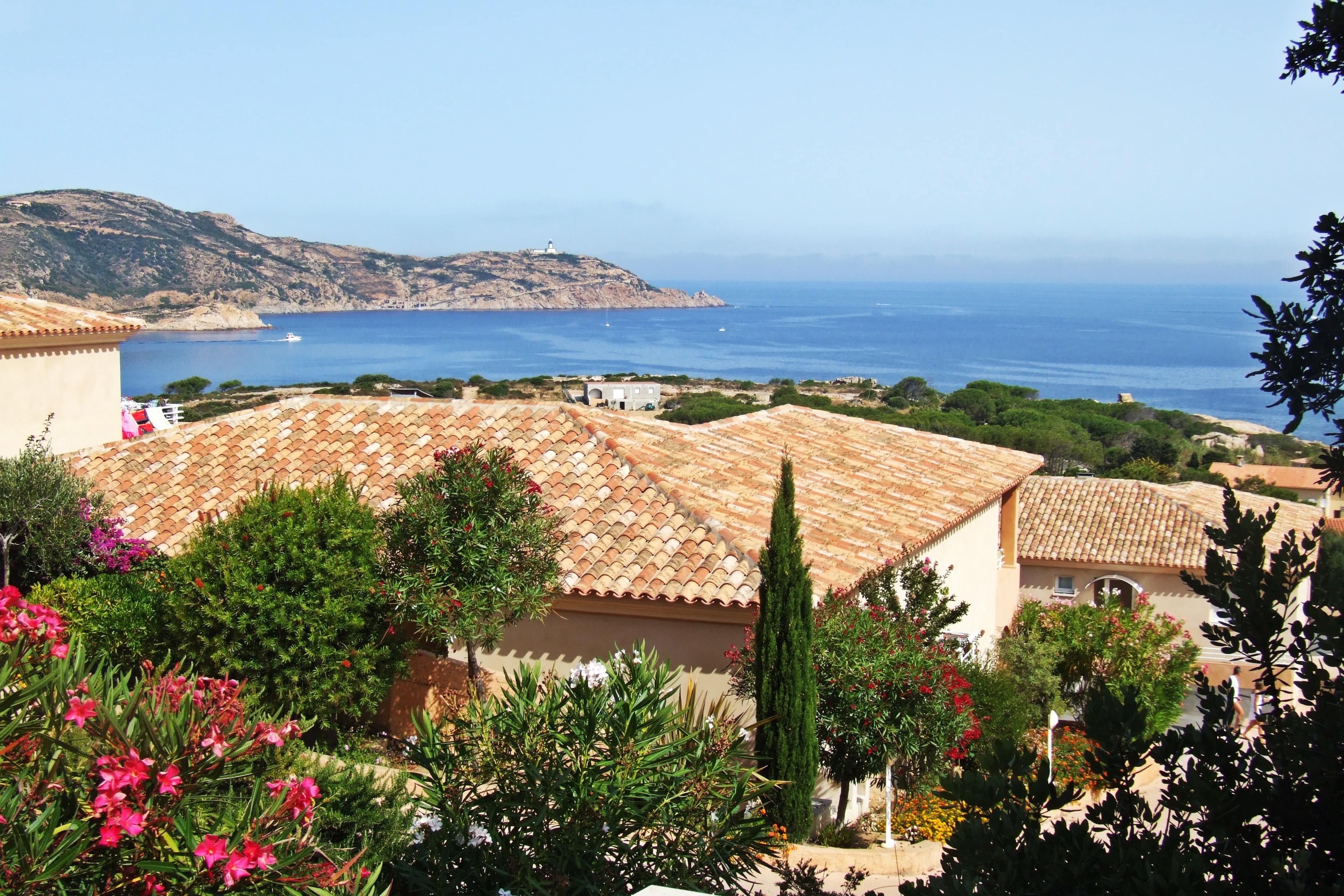 Maison, paysage arboré, mer, Corse, location maison bord de mer