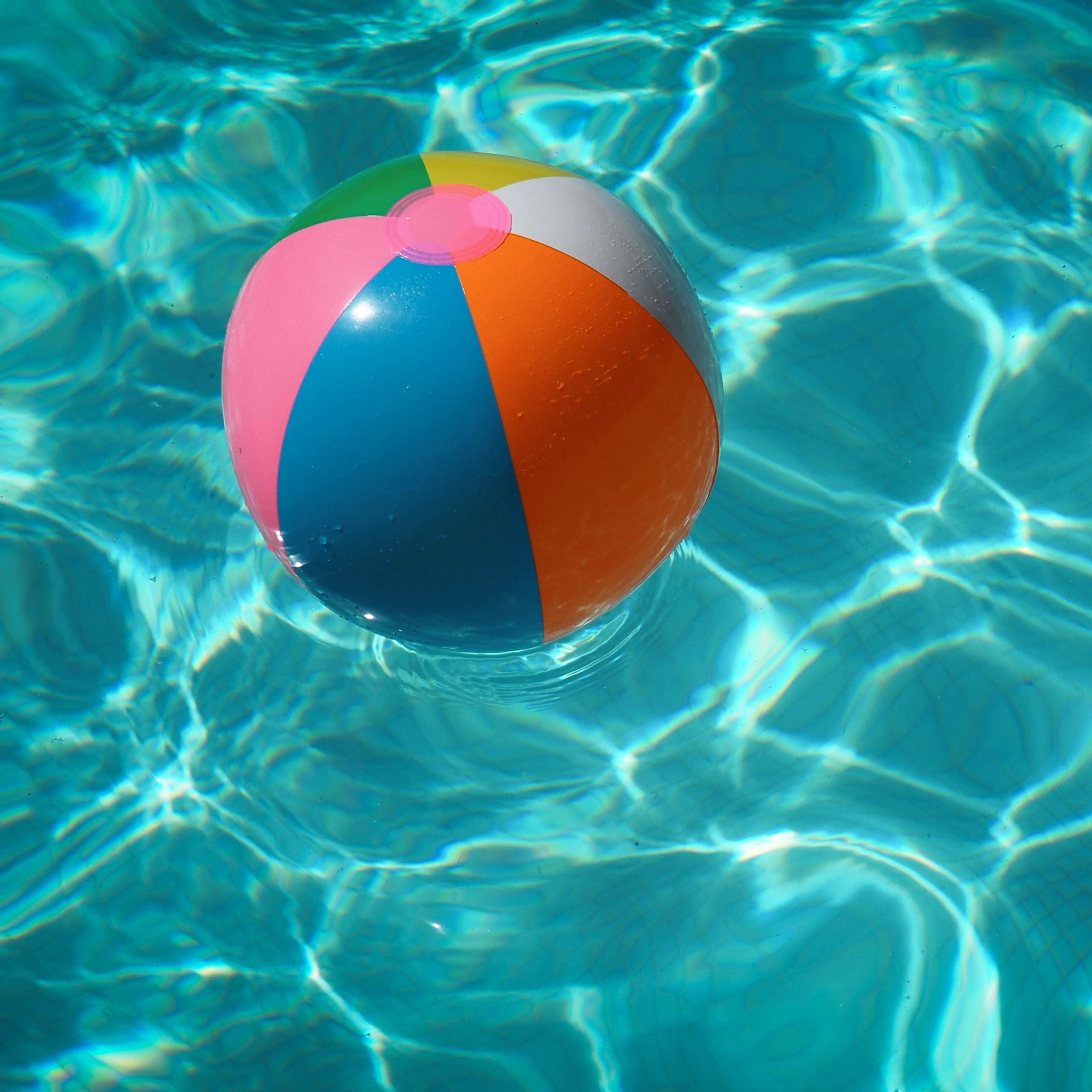 Plages de Barcelone, Piscine, ballon multicolore