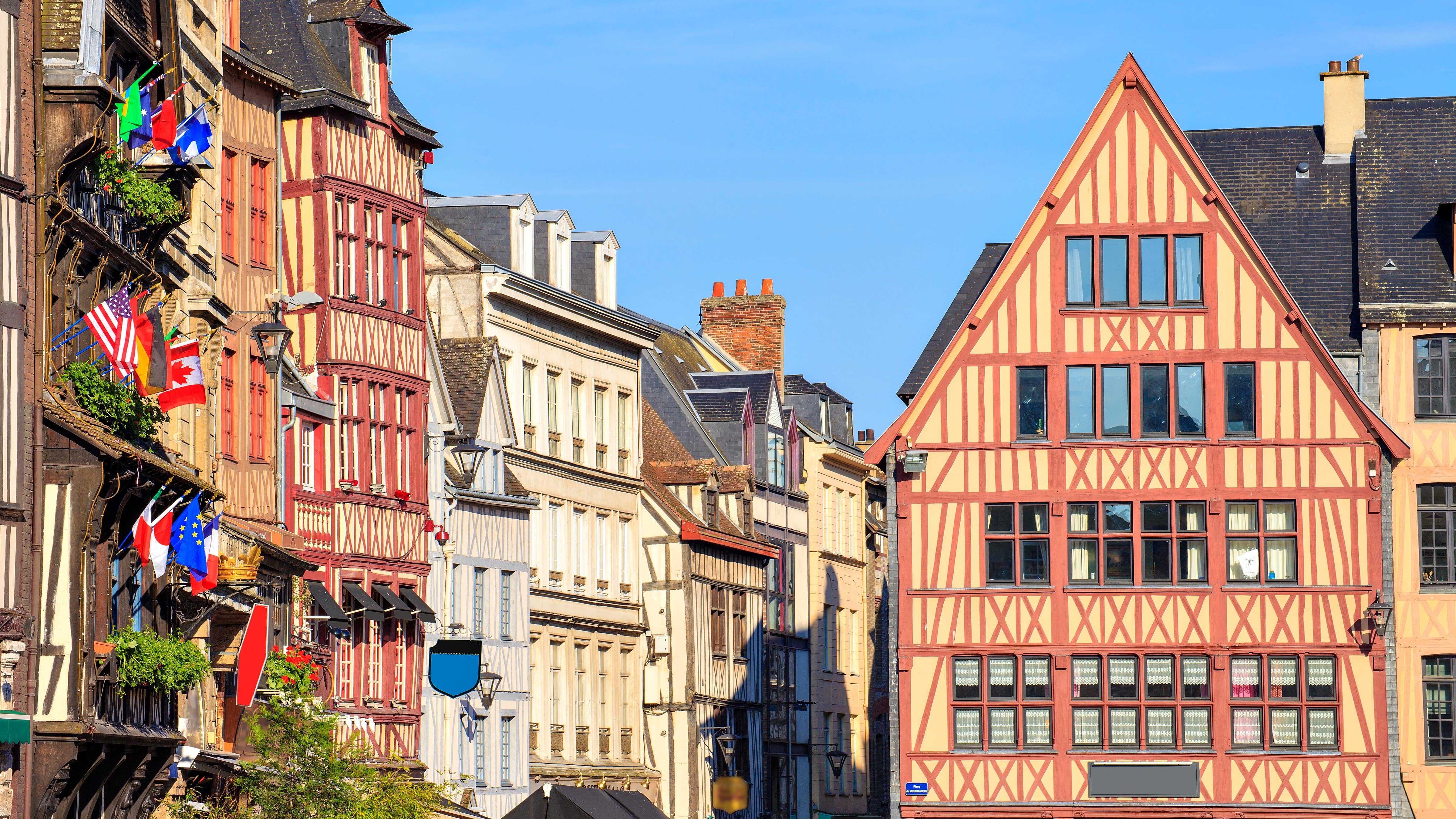 Façades colorées des maisons à pans de bois sur la place du Vieux-Marché à Rouen