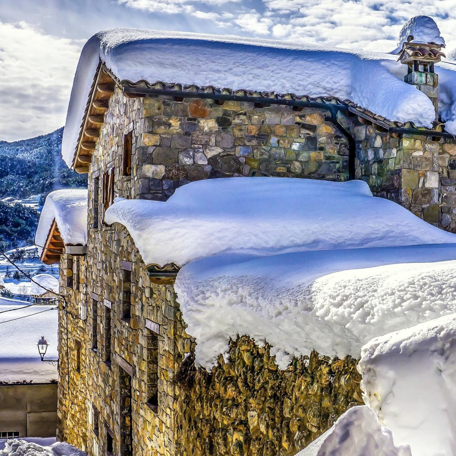 Un gîte pyrénéen typique sous une épaisse couche de neige.