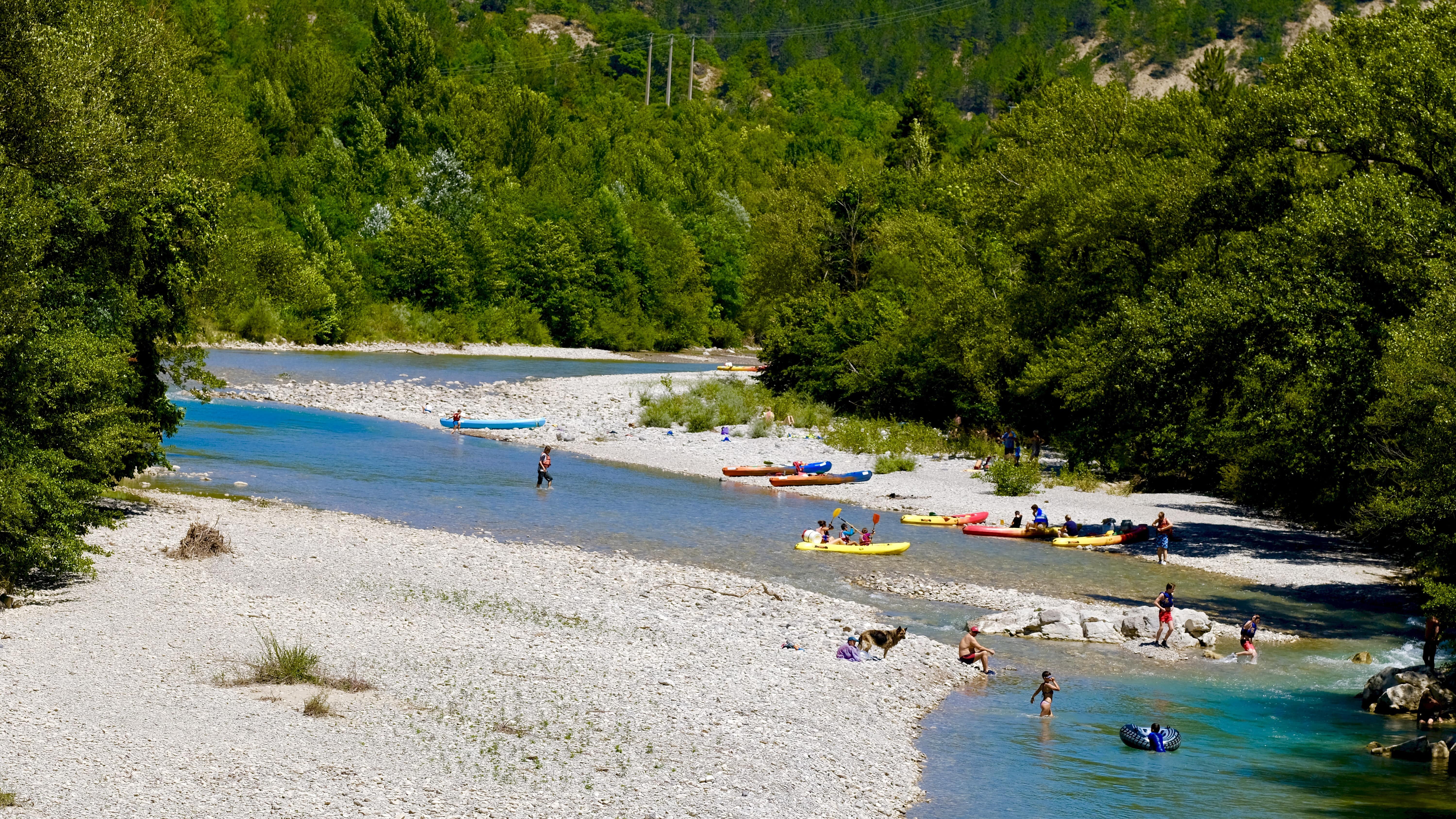 Baignade et canotage sur la Drôme, au milieu des collines boisées