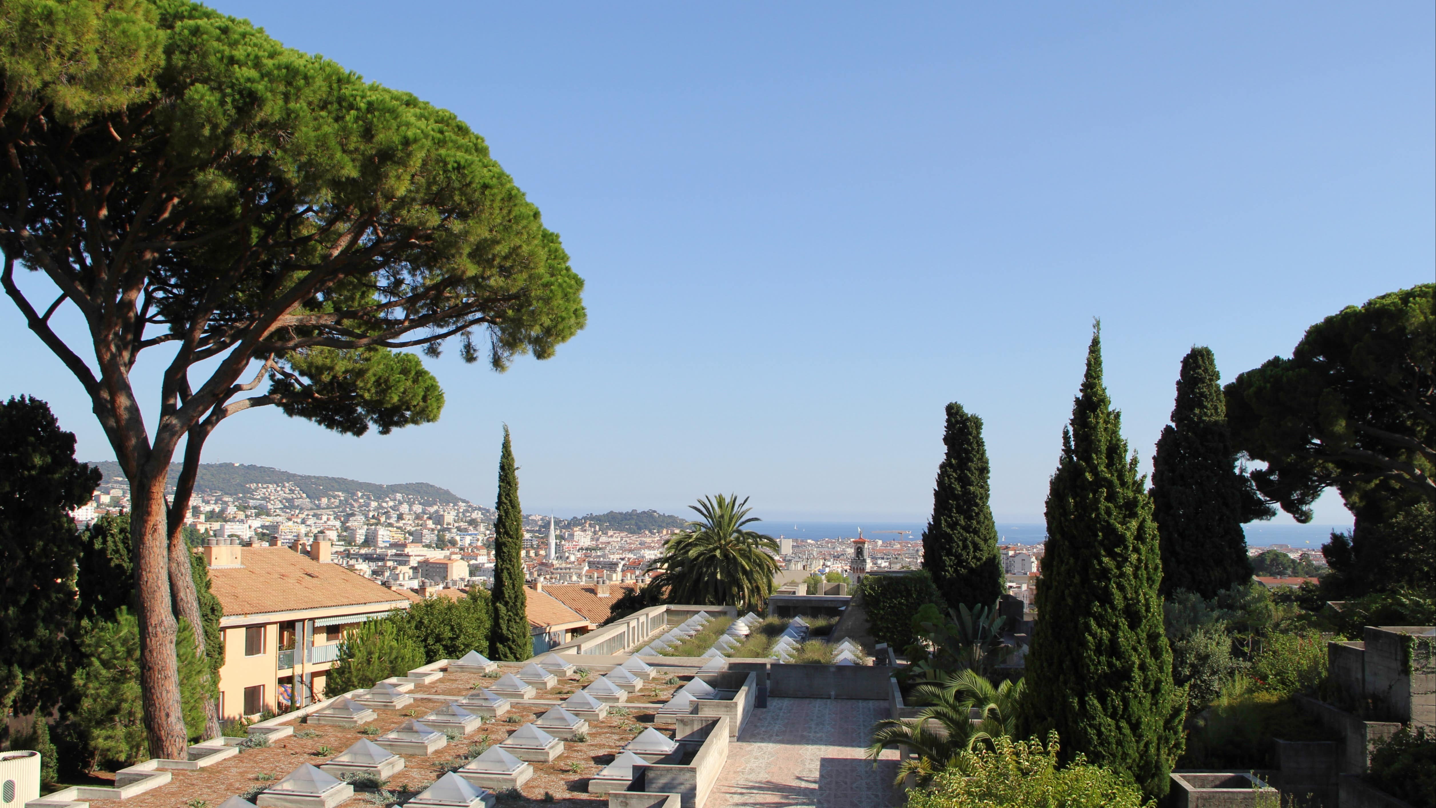 Vue depuis les terrasses de la villa Arson à Nice