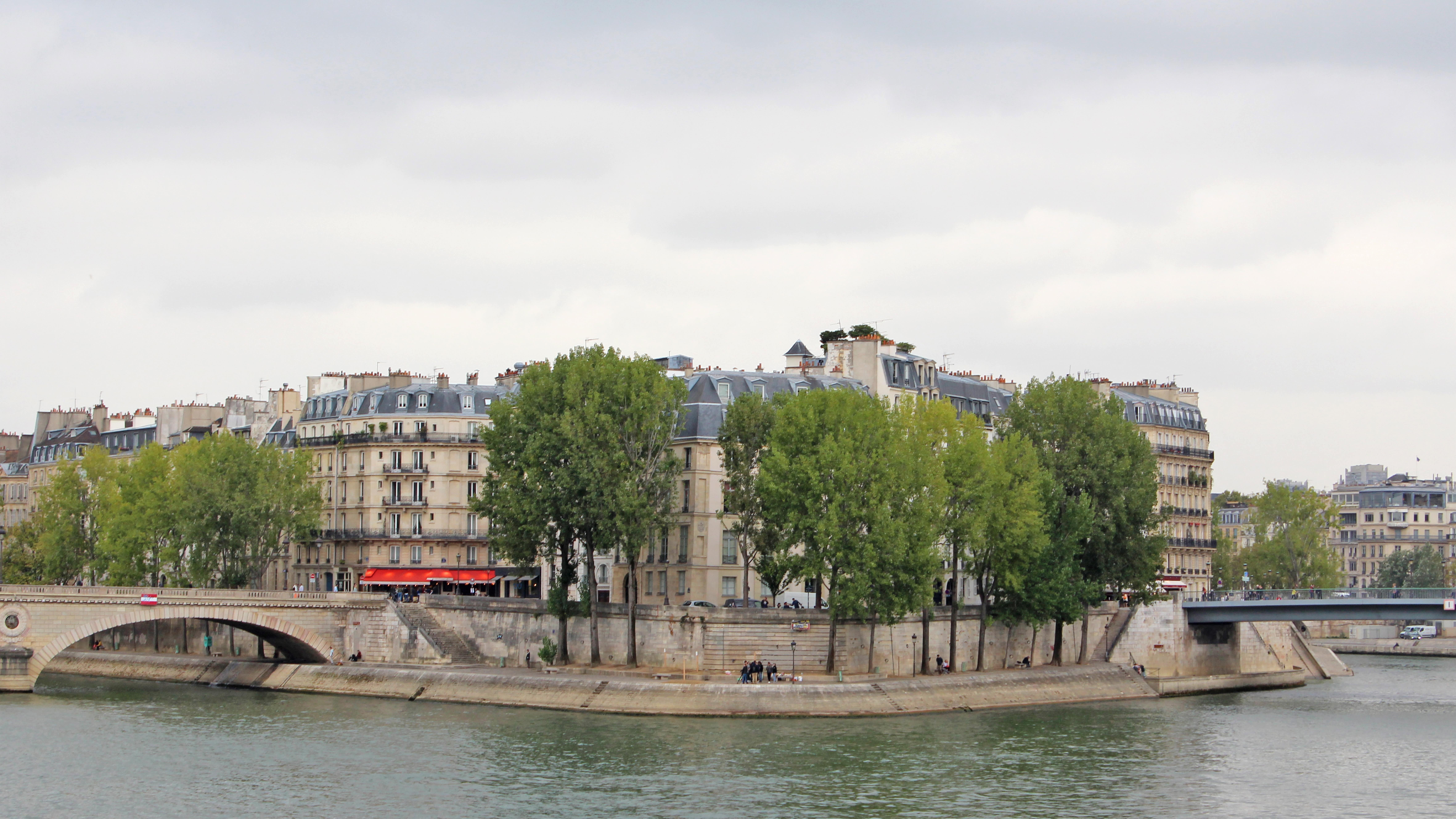 Vue sur la Seine et l’île Saint-Louis à Paris