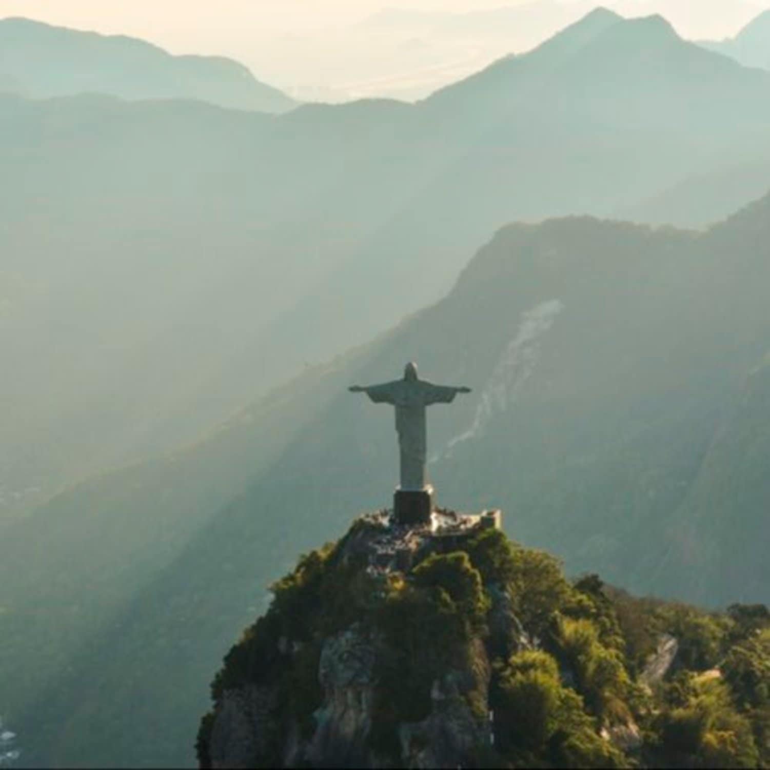 La statue au sommet du Corcovado au-dessus de Rio de Janeiro