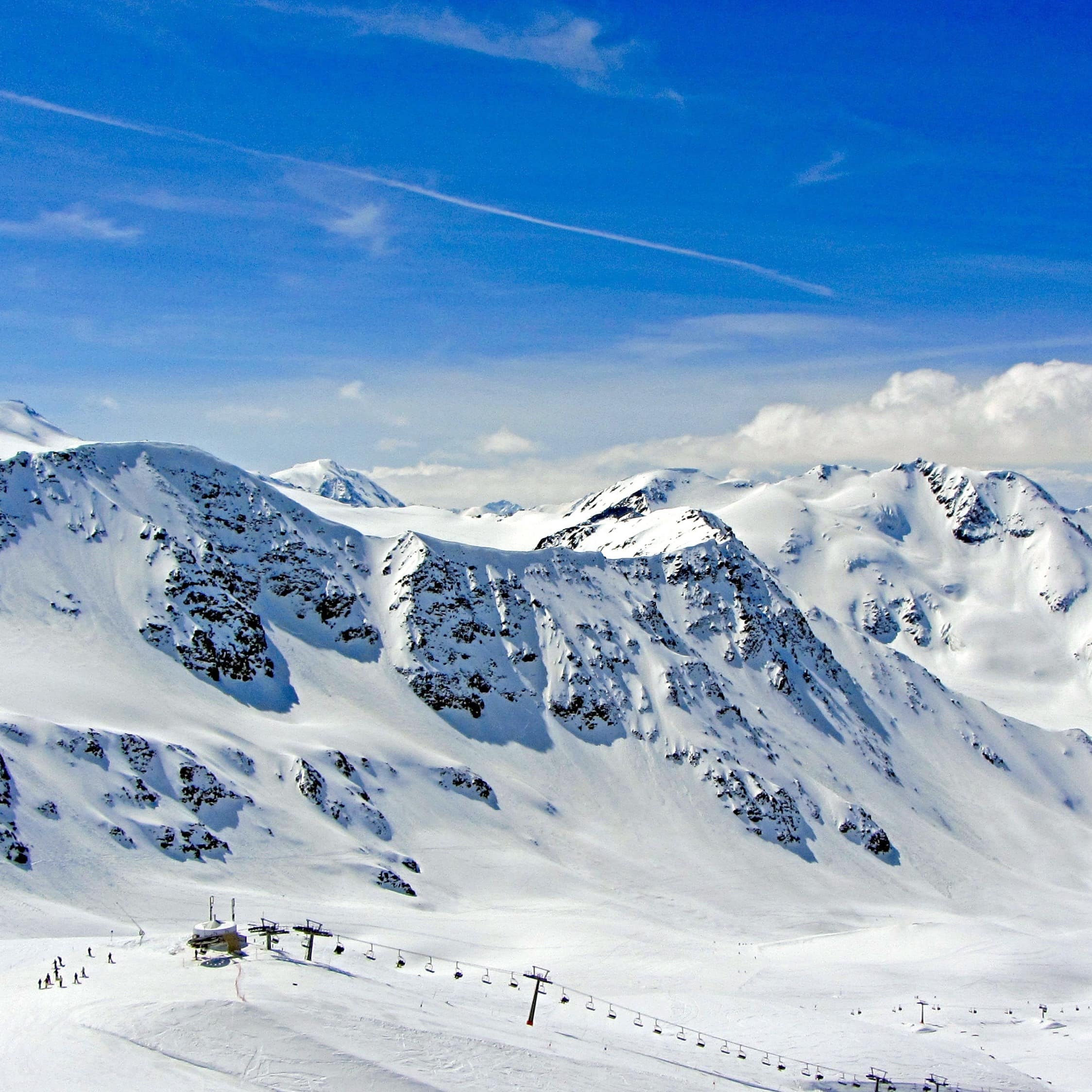 Les pistes de ski des stations dans les montagnes couvertes de neige