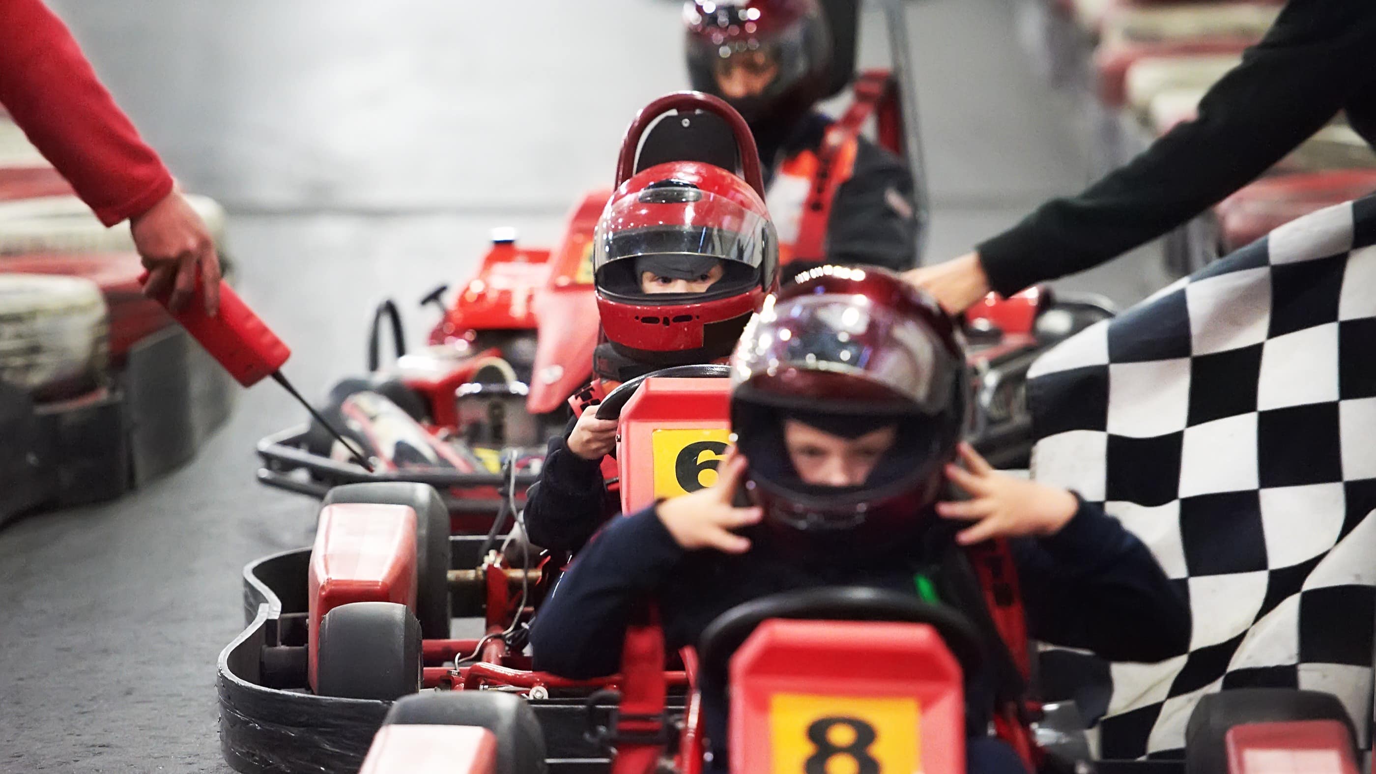 Enfants faisant du karting