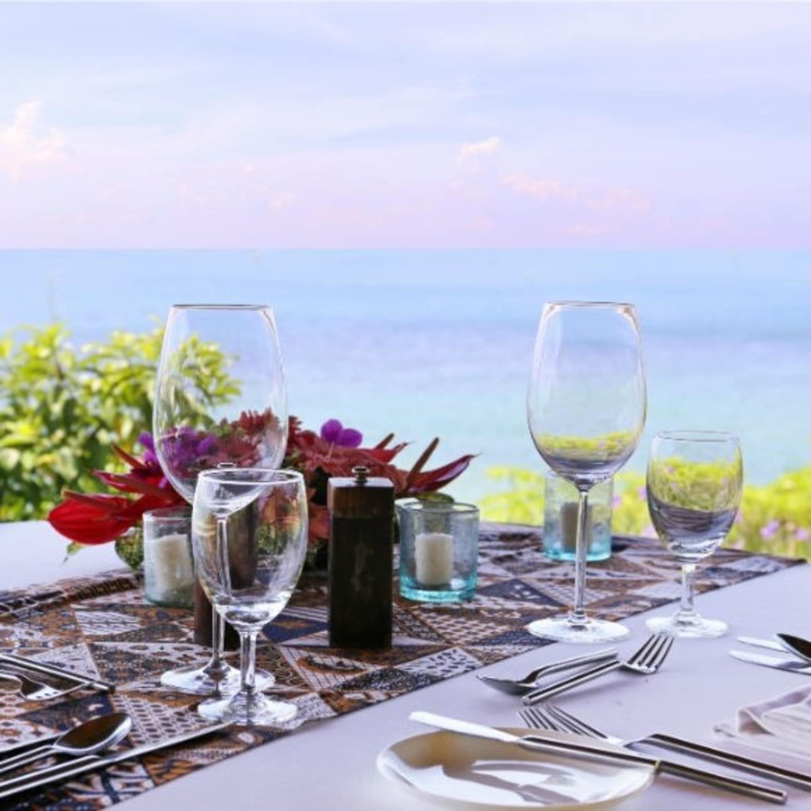 Table dressée, vue sur la mer, villa Barcelone