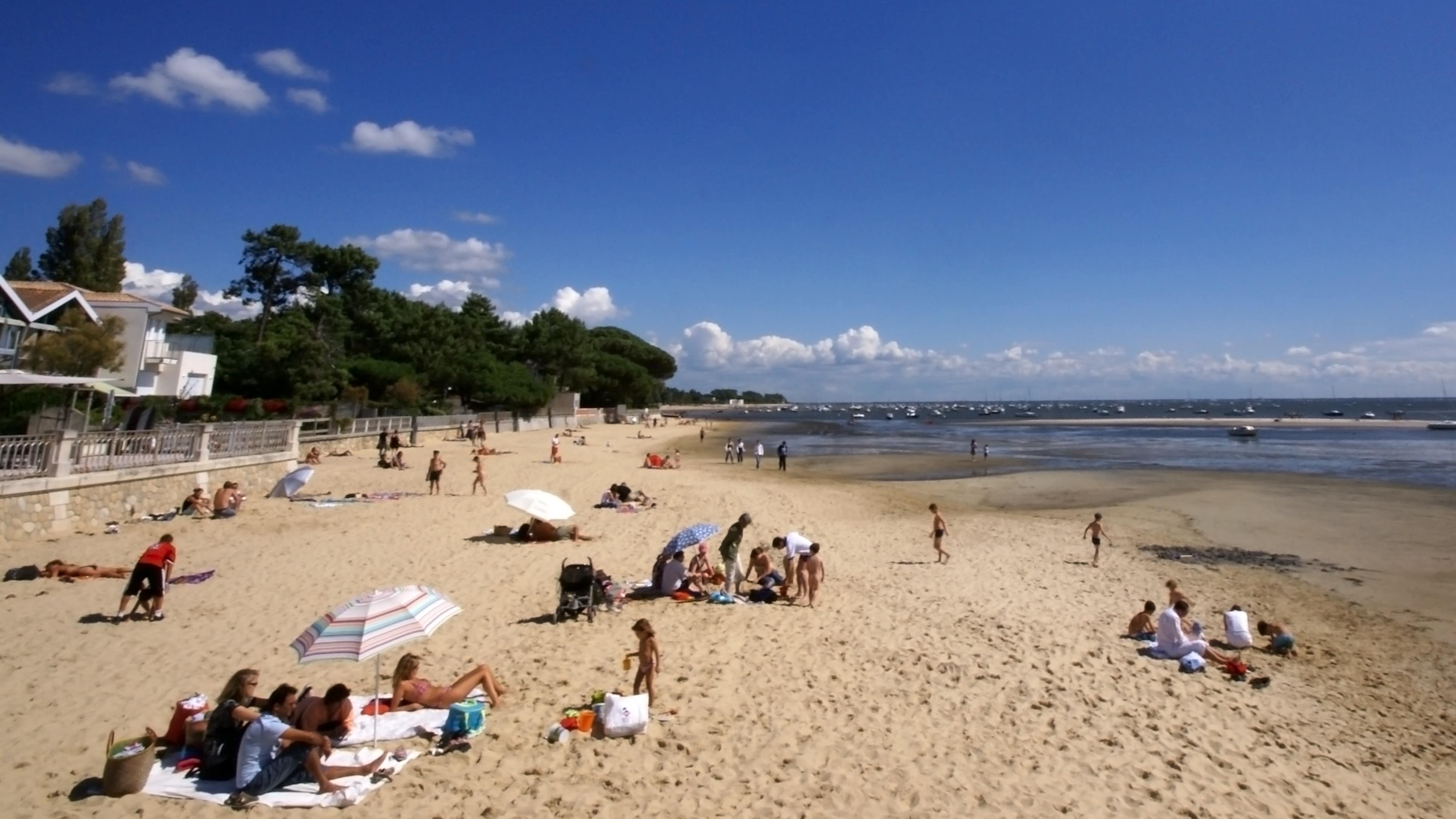 Des familles installées sur le sable de la plage d’Andernos