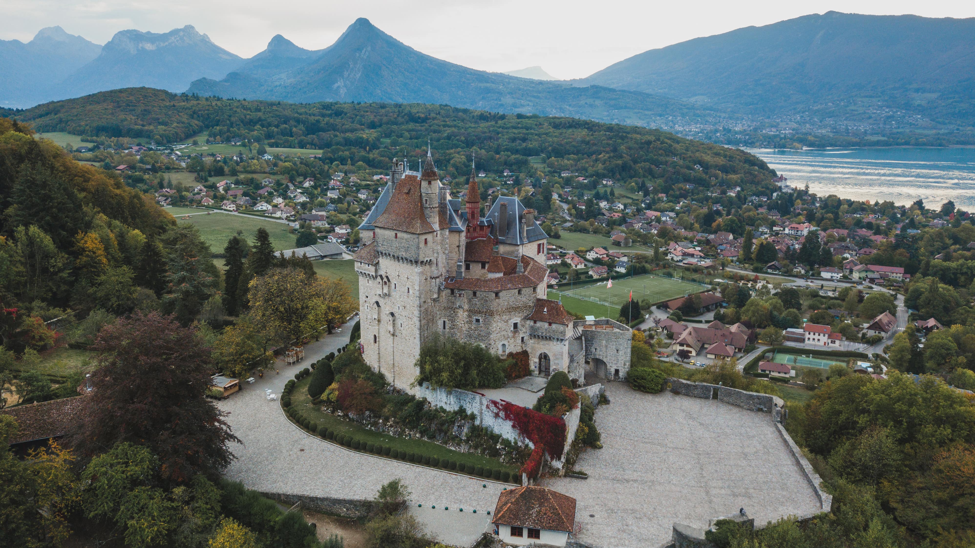 Vue sur le château de Menthon-Saint-Bernard et le lac d’Annecy