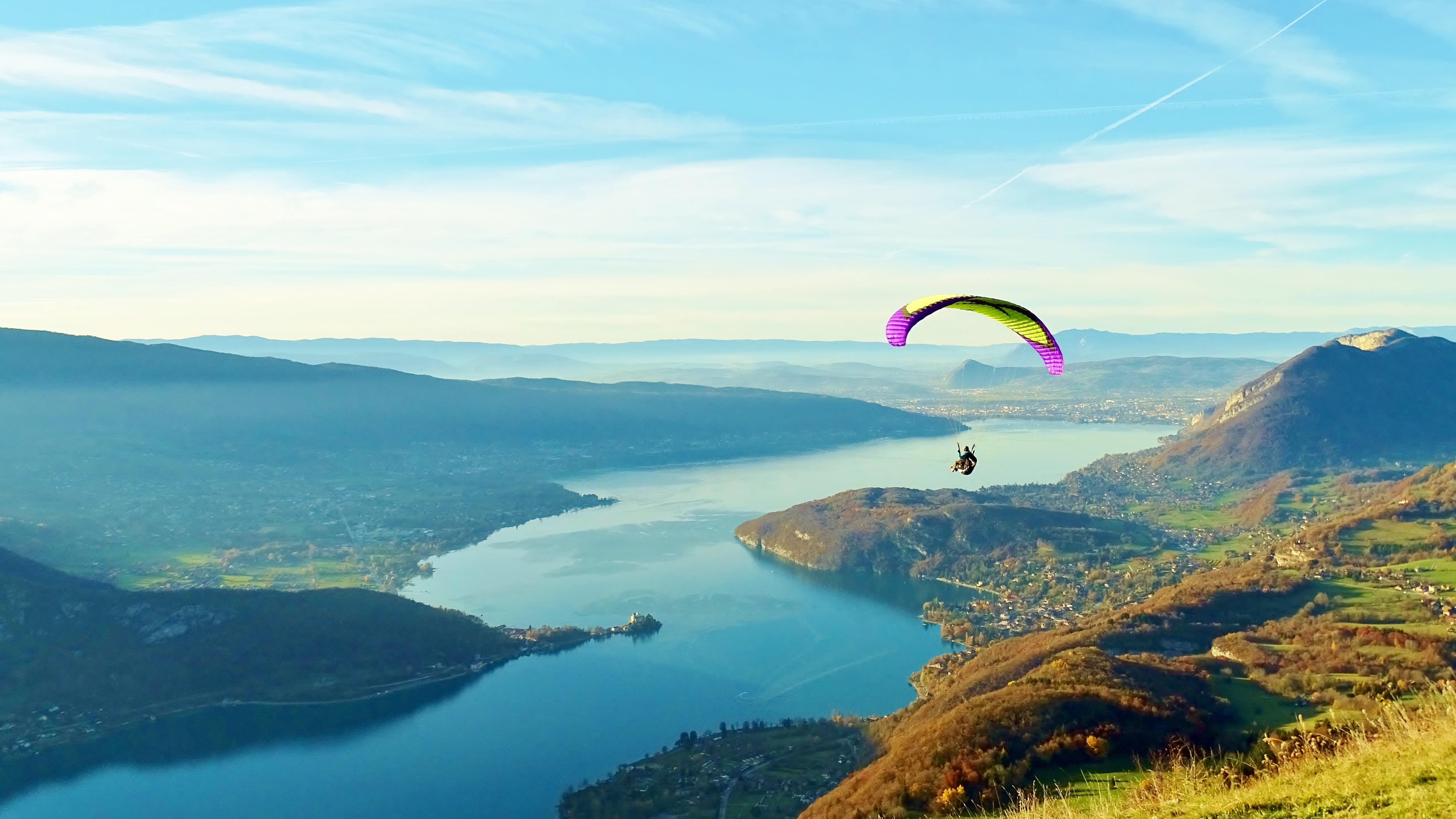 Envol d’un parapente au-dessus du lac d’Annecy depuis le col de la Forclaz