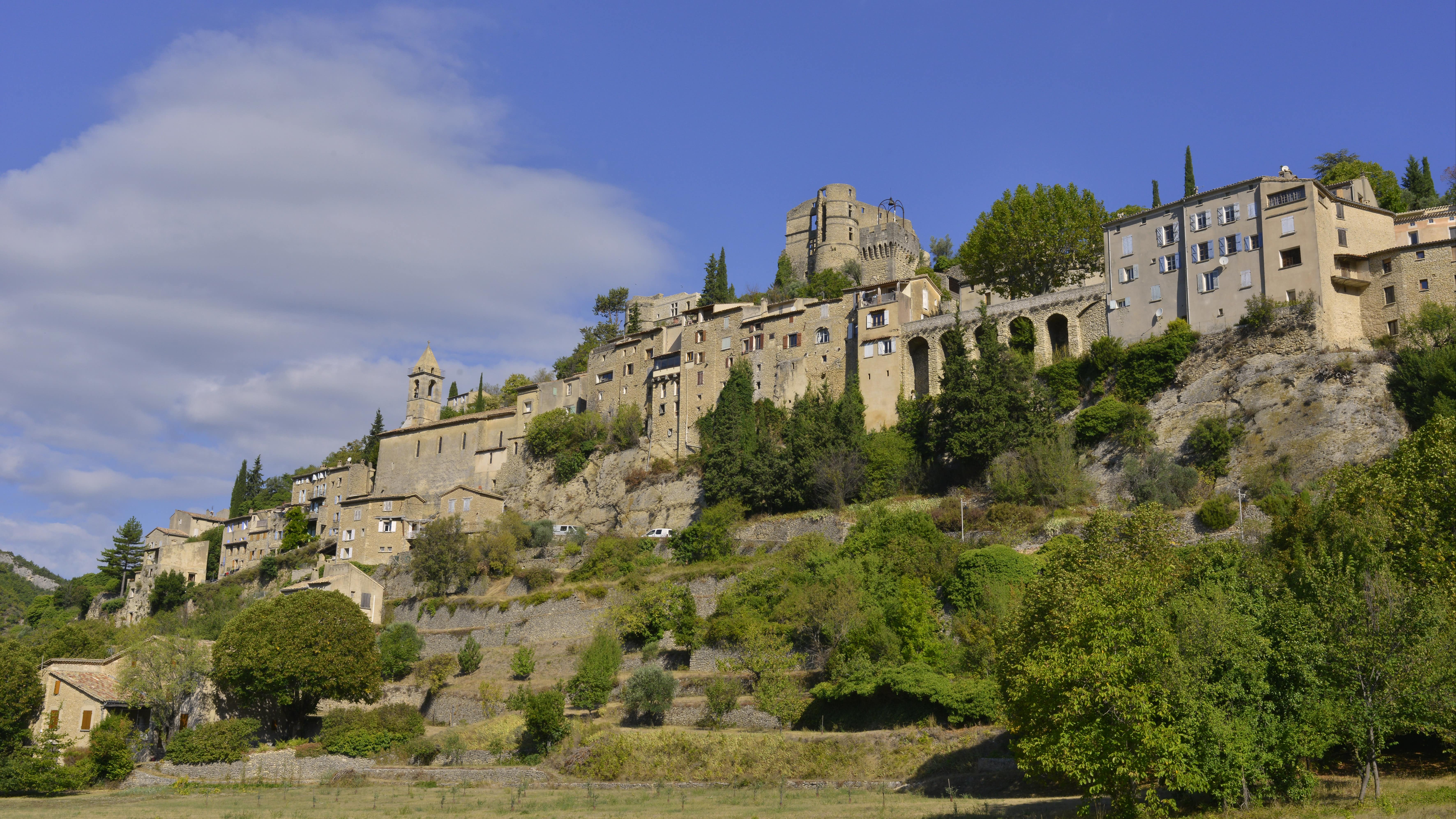 Village perché de Montbrun-les-Bains vu depuis la route D542 en contrebas