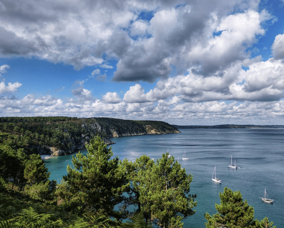 photo of the coast of crozon