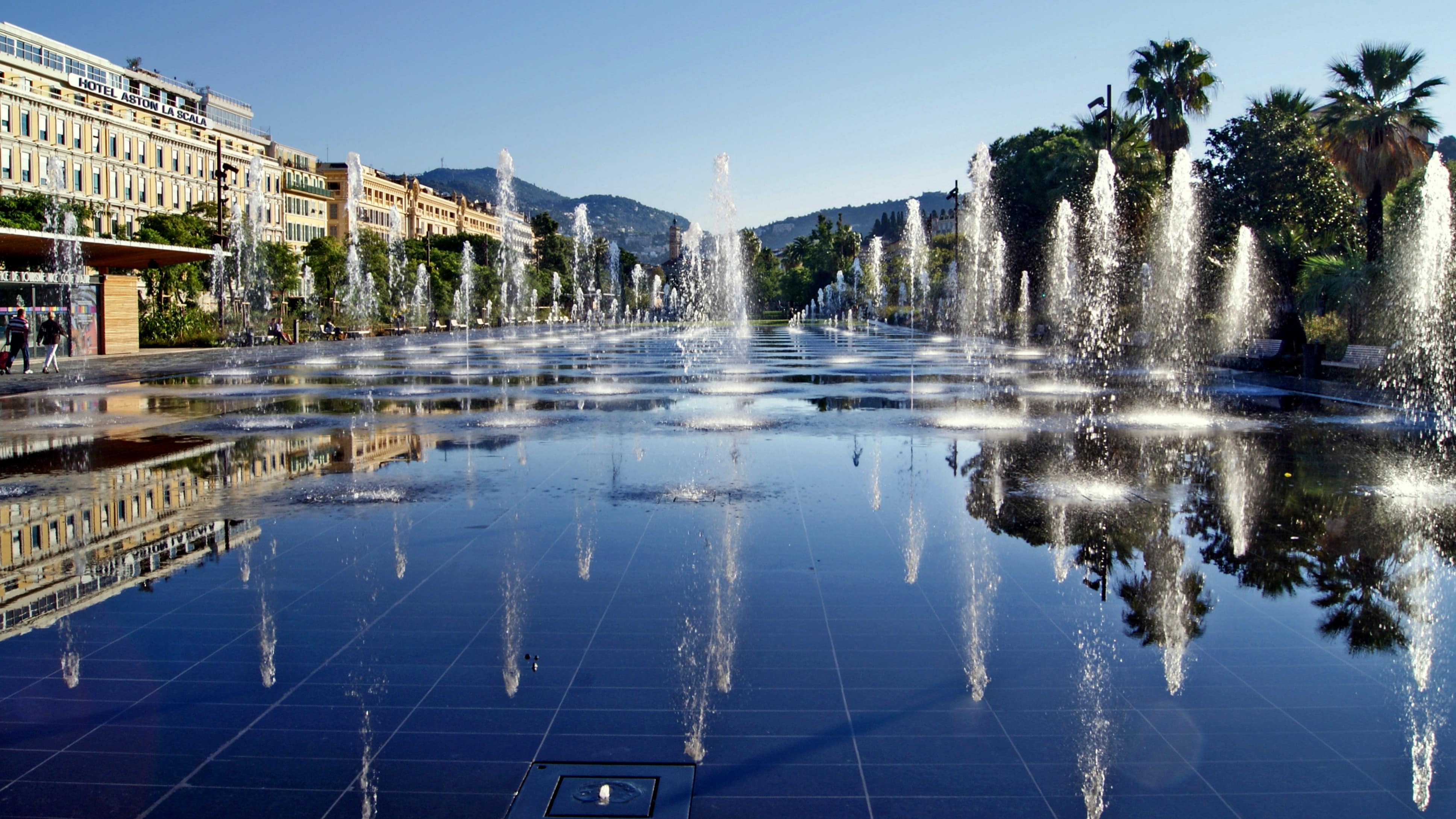 Jets sur le miroir d’eau de la coulée verte à Nice