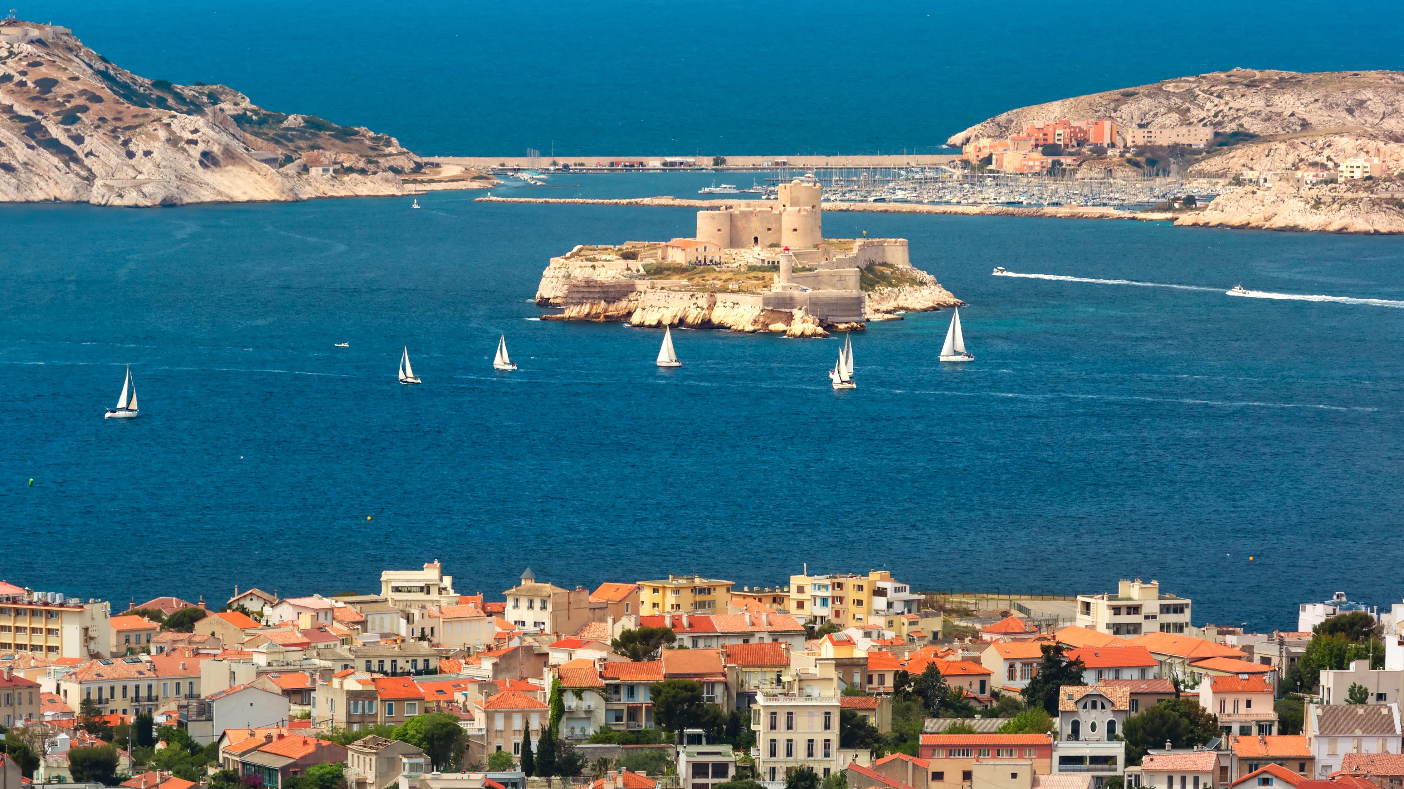 Vue sur l’île d’If et son château dans la baie de Marseille