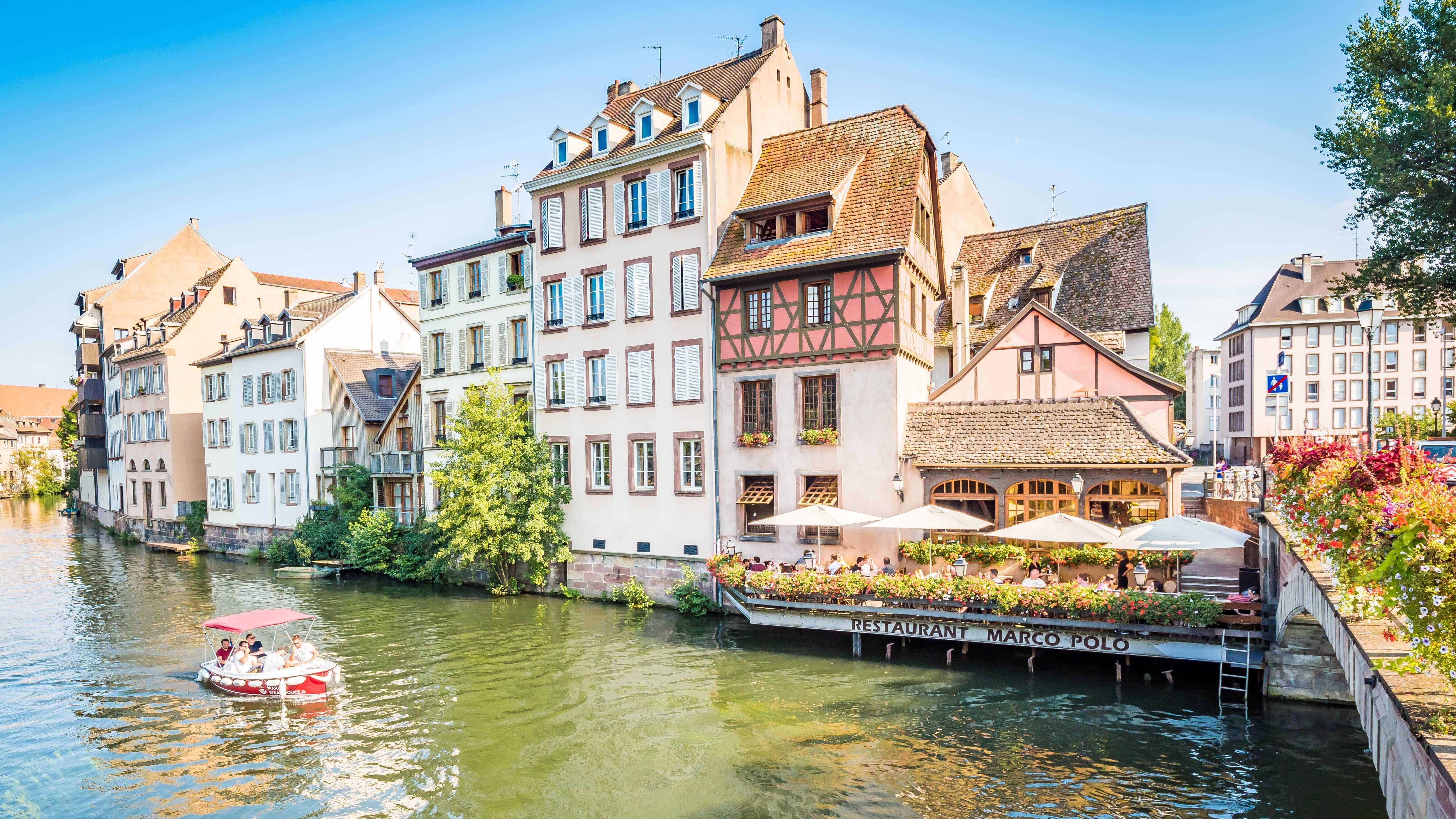 Petite embarcation voguant sur un canal dans le quartier de la Petite France à Strasbourg