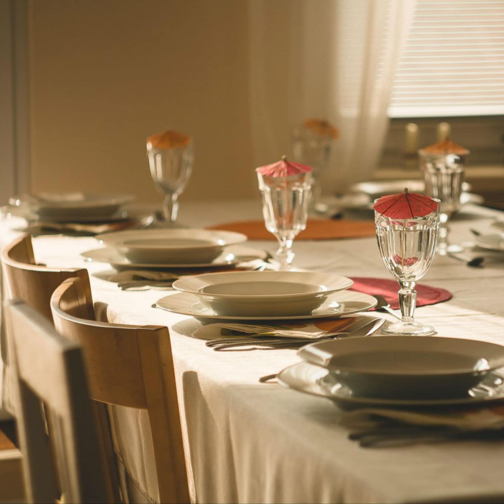 Table dressée pour accueillir vos invités dans votre gîte de groupe