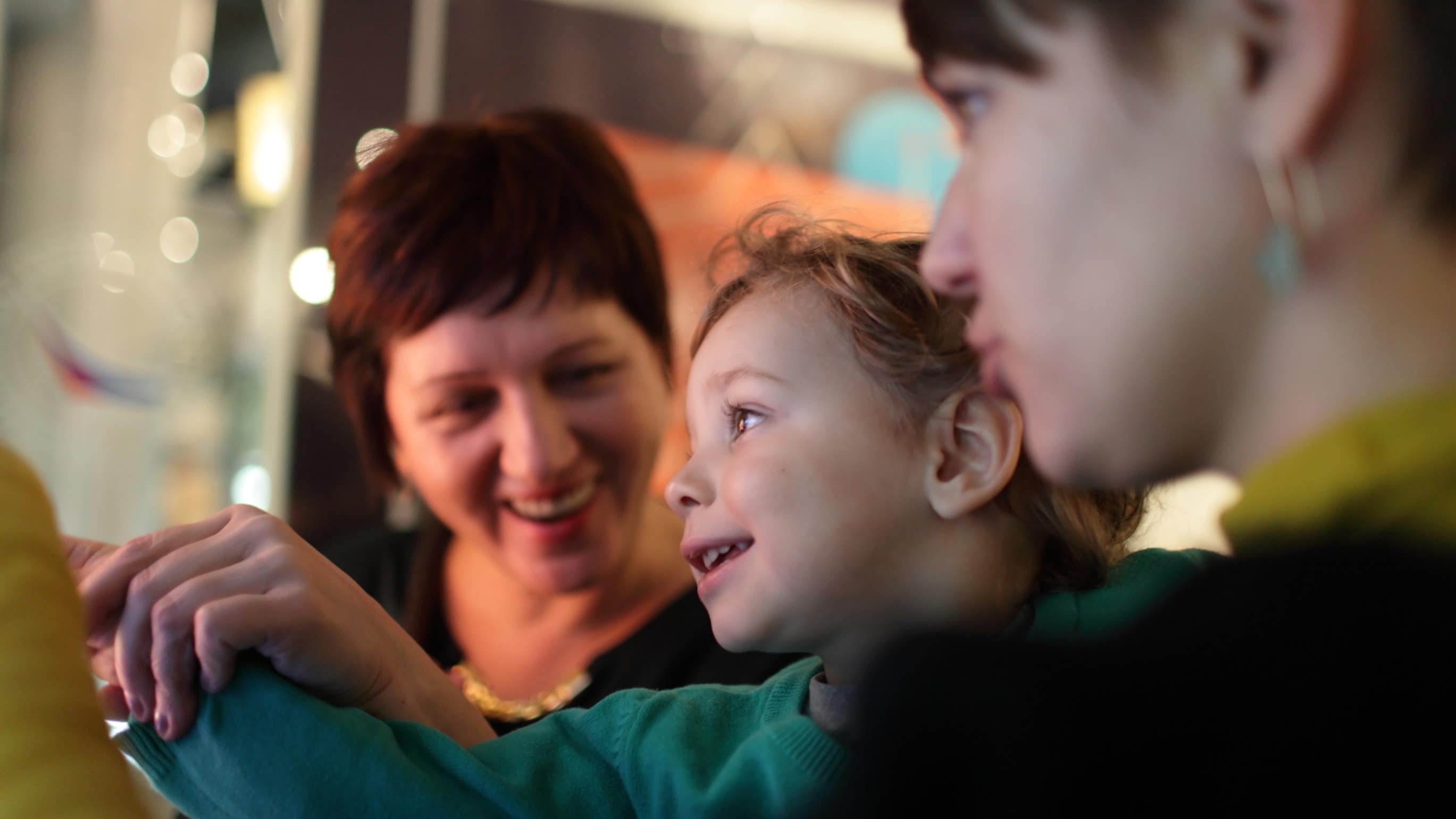 Une maman et ses deux filles en visite au musée