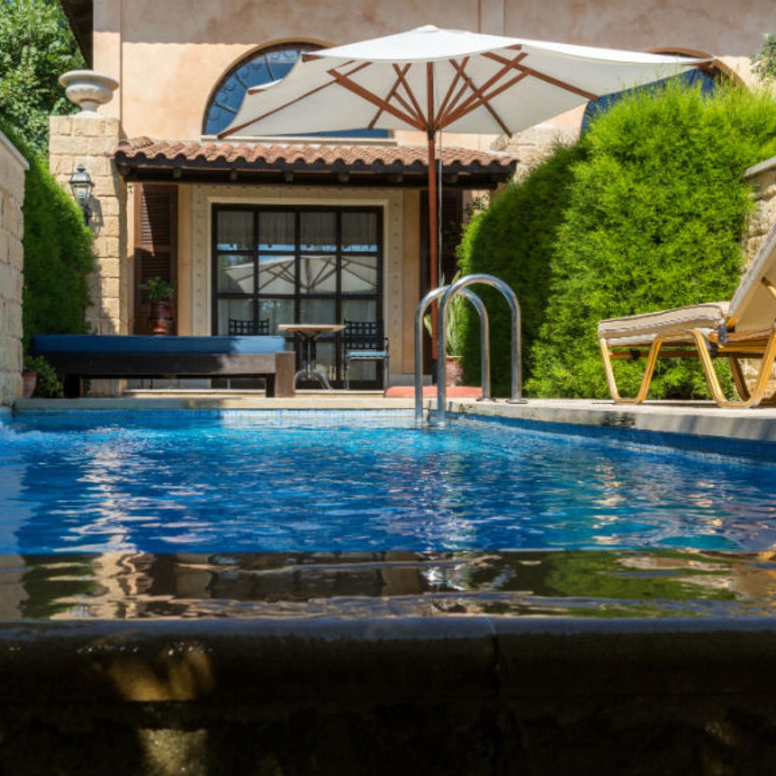 Maison avec piscine, chaise longue, parasol, location maison avec piscine privée