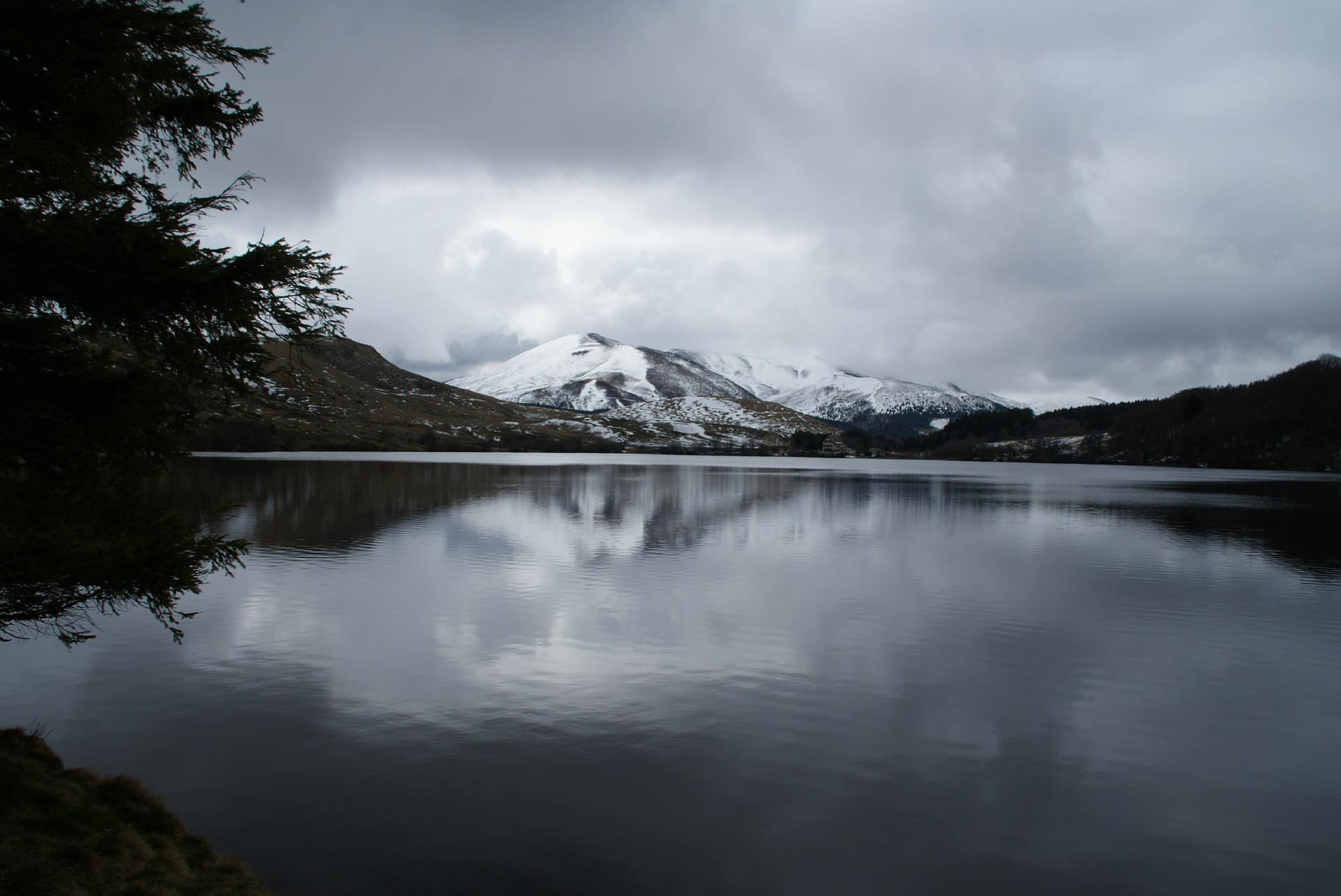 Lac de Guéry, image par adubost de Pixabay