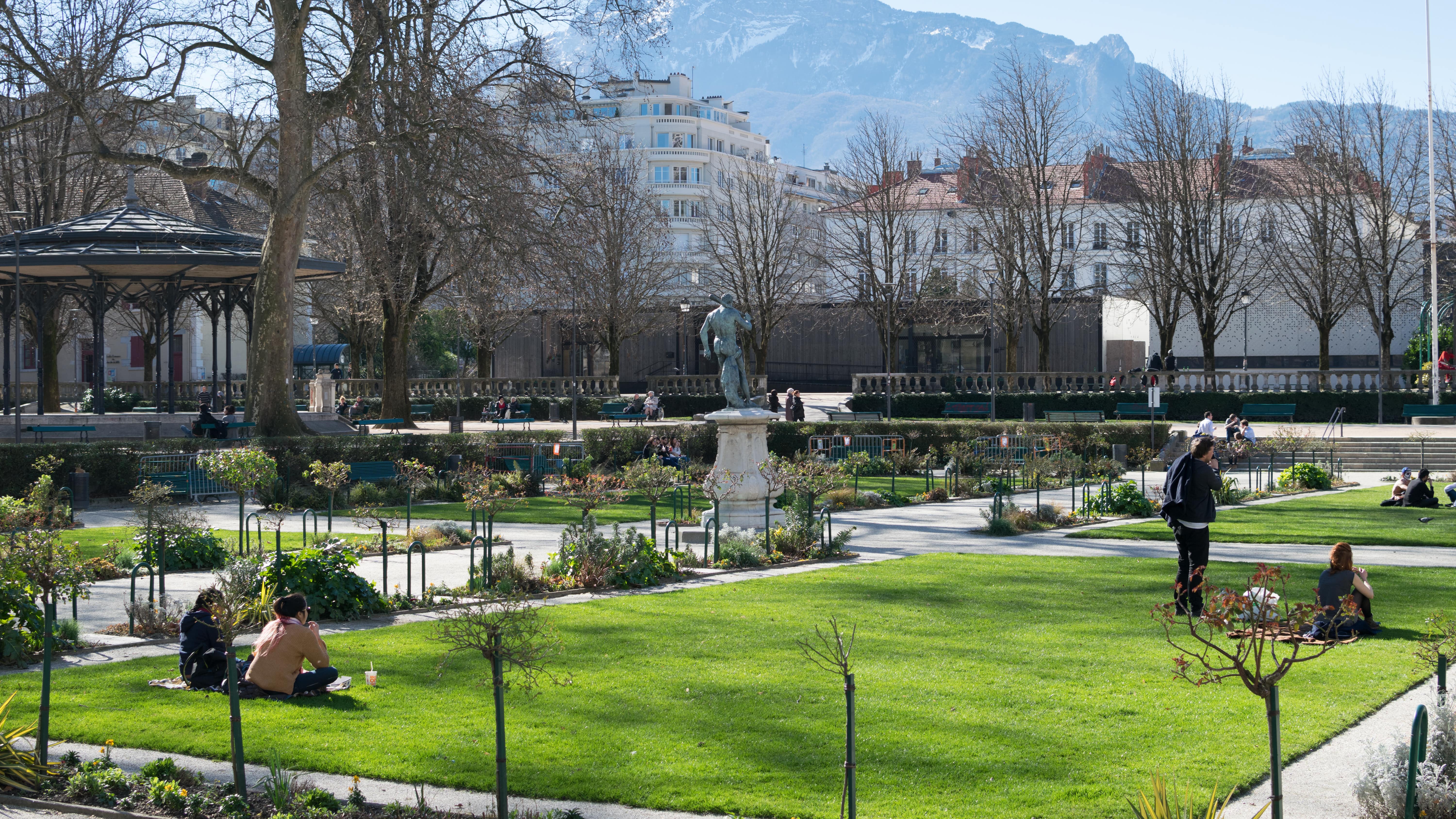Des personnes pique-niquent dans les carrés d’herbe du Jardin de Ville à Grenoble