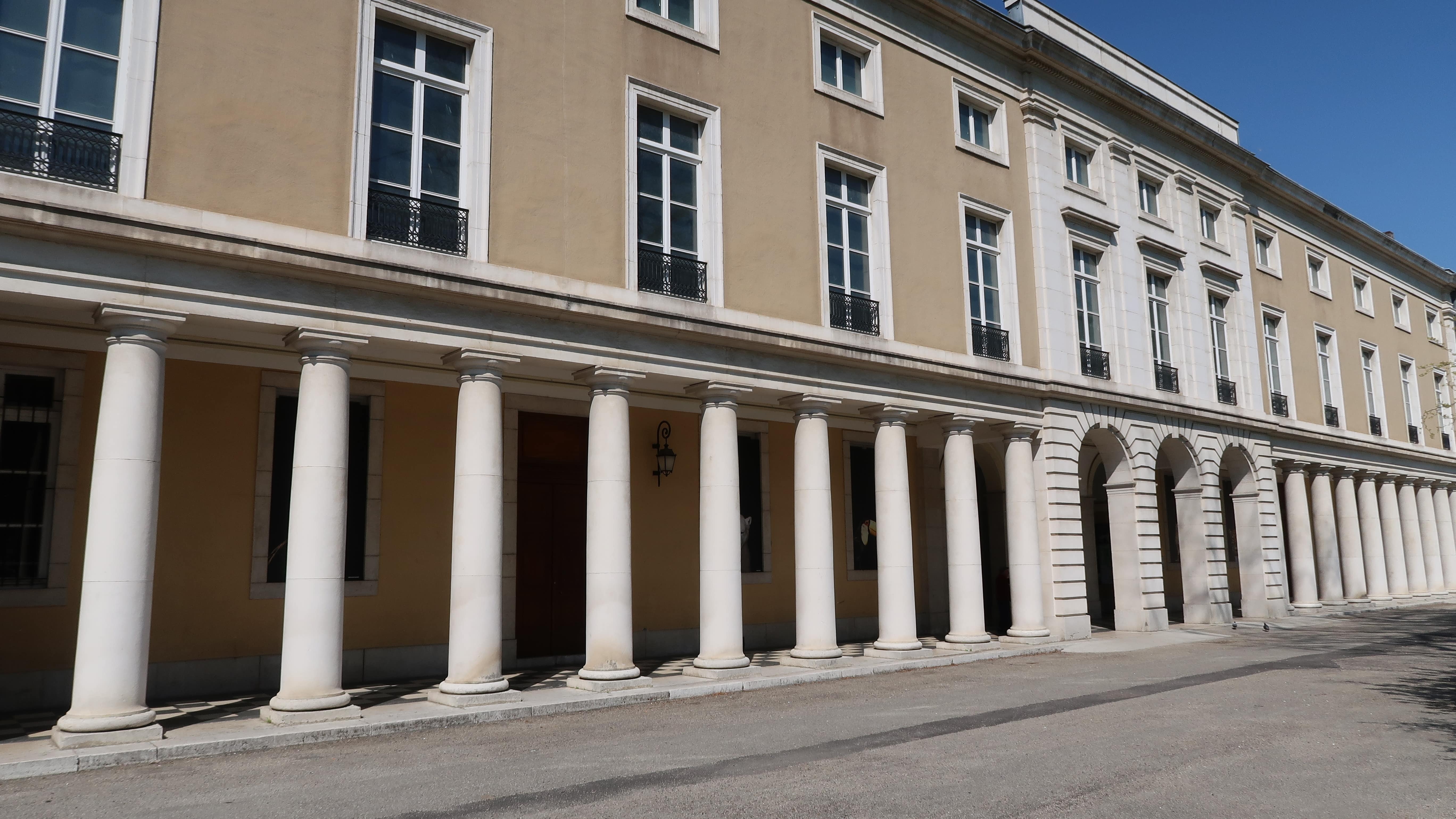 Façade à colonnes du Muséum d’histoire naturelle de Grenoble