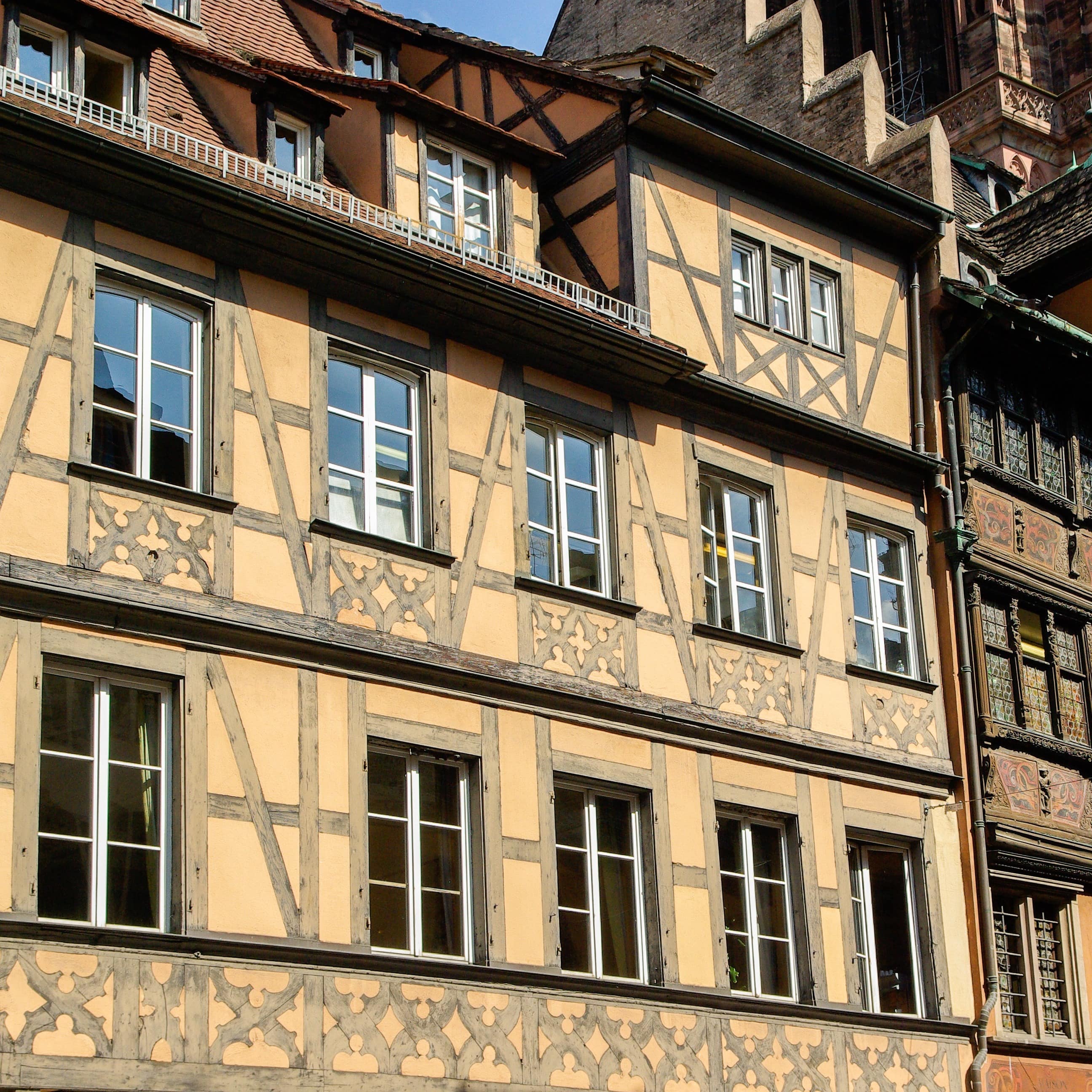 Souvent appelée « la plus belle maison de Strasbourg », la Maison Kammerzel date du XVe siècle.