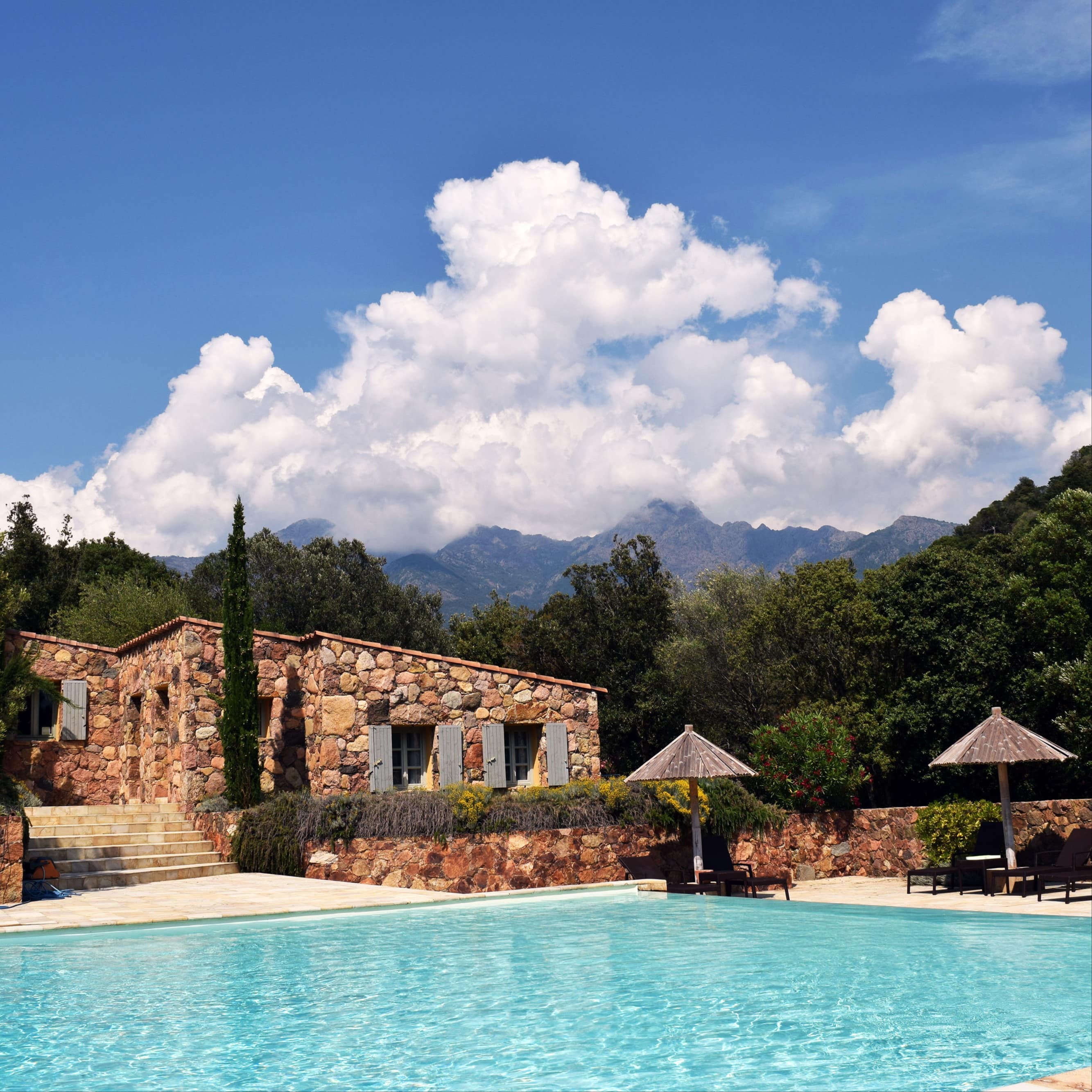 Maison de vacances en pierre avec piscine privée et transats, à la montagne