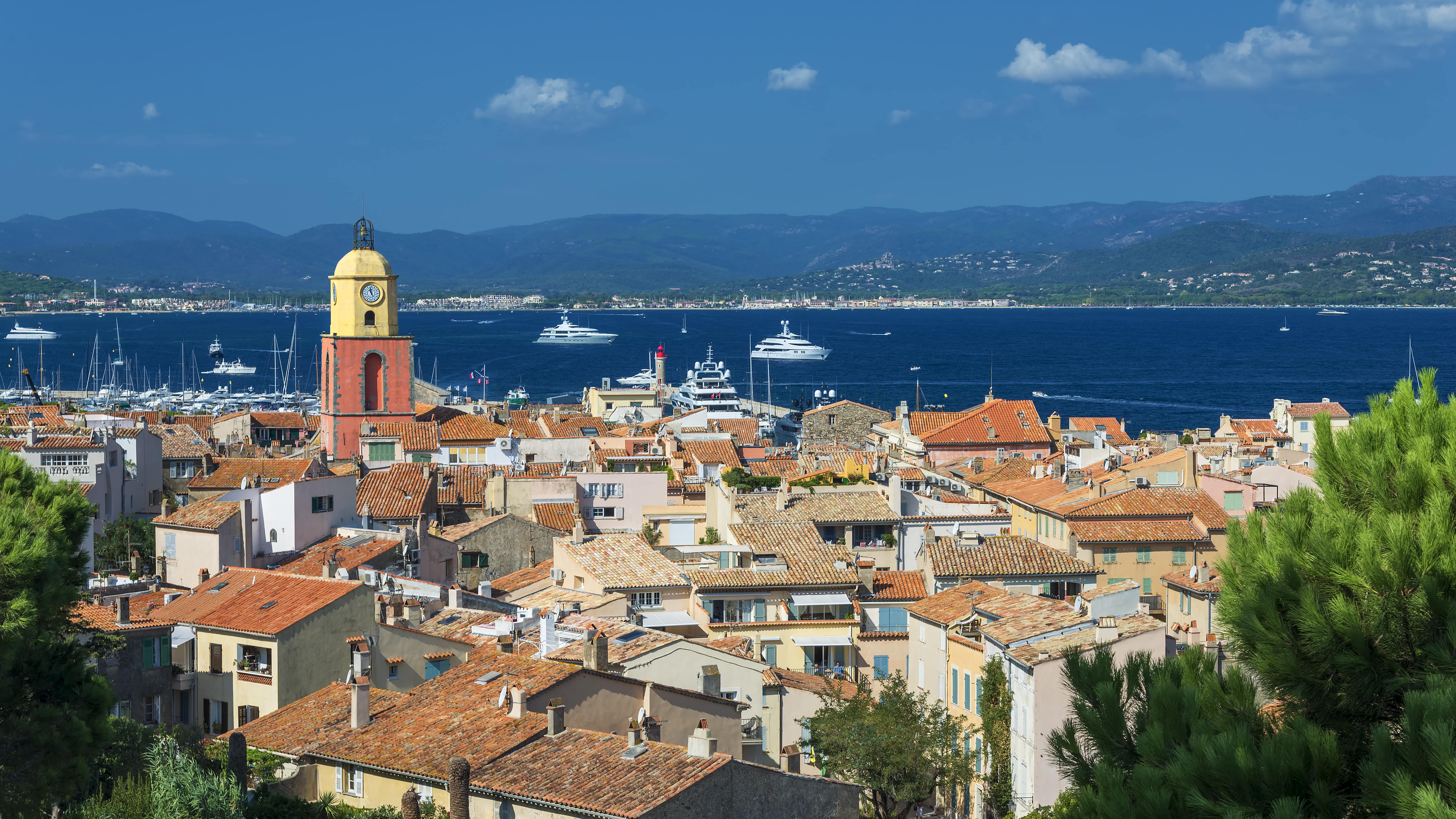 Vue sur le village de Saint-Tropez (avec son clocher coloré) et la baie