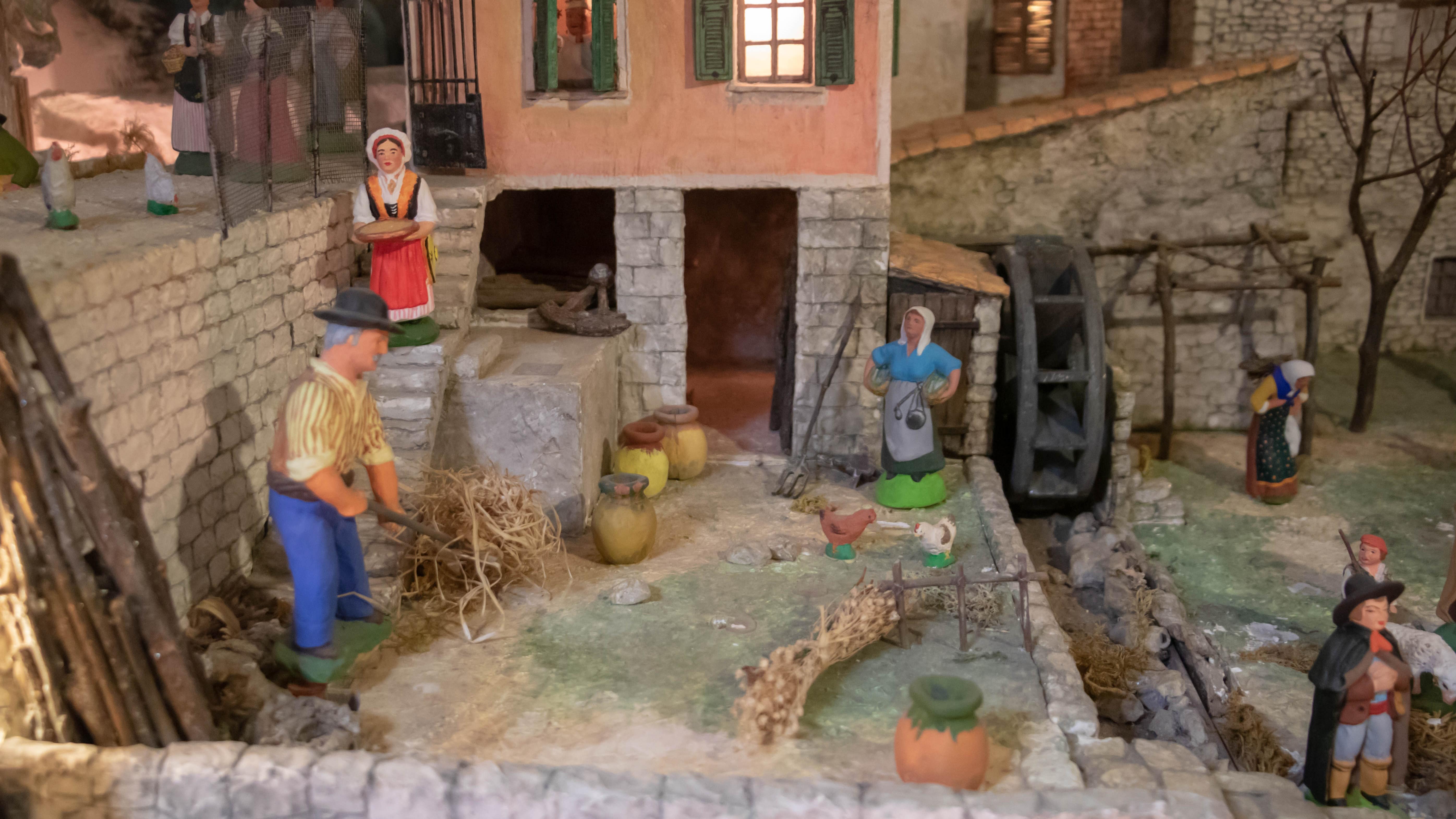 Village provençal reproduit avec des santons pour une crèche de Noël
