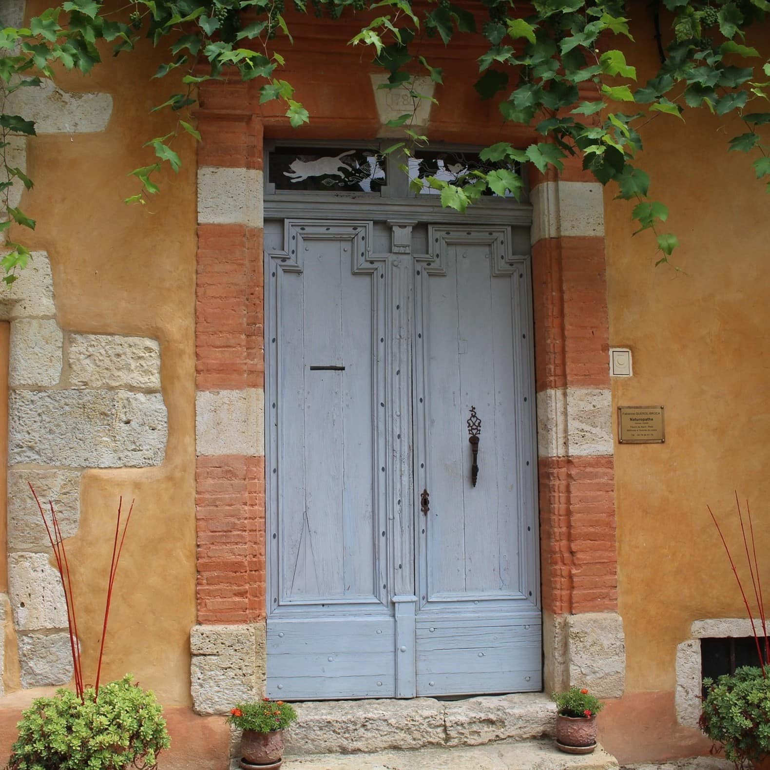 Les façades ocre typiques du Gers