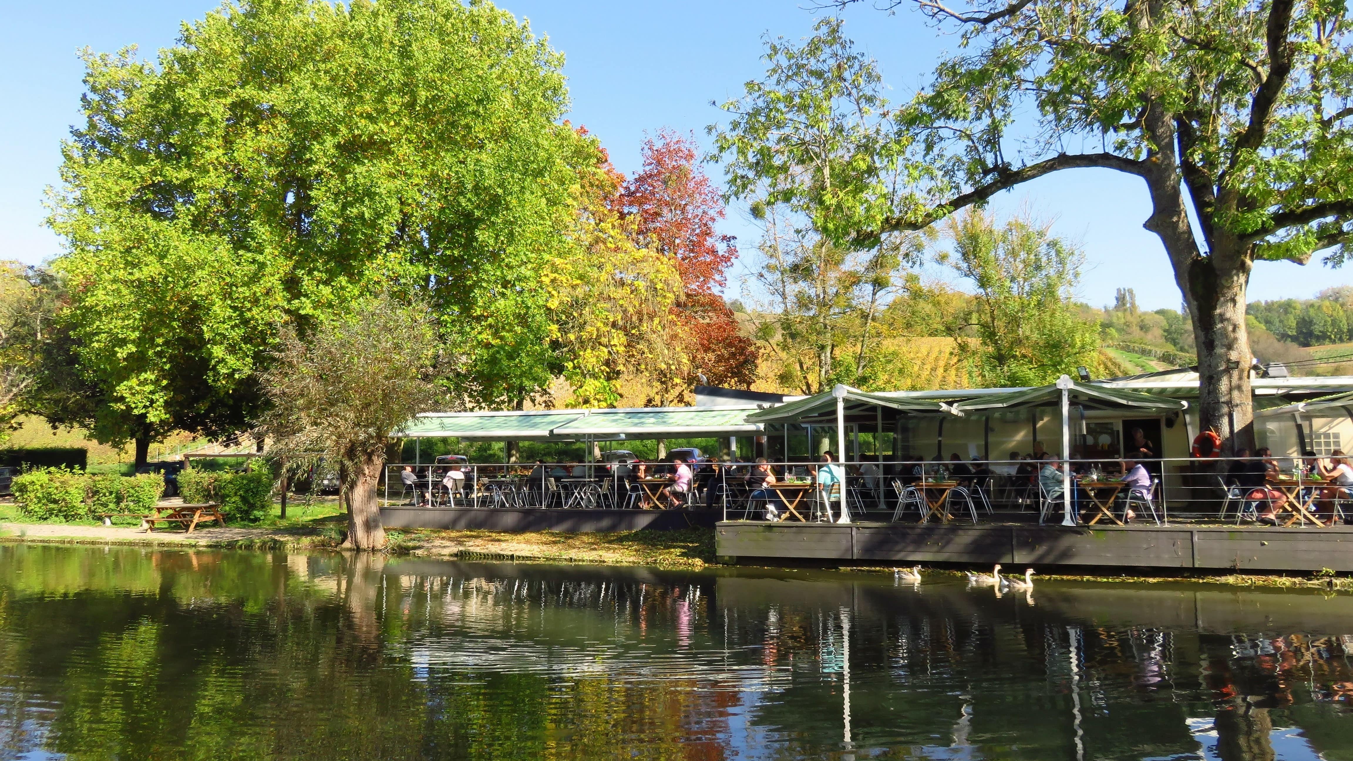 Restaurant de style « guinguette » au bord de l’eau