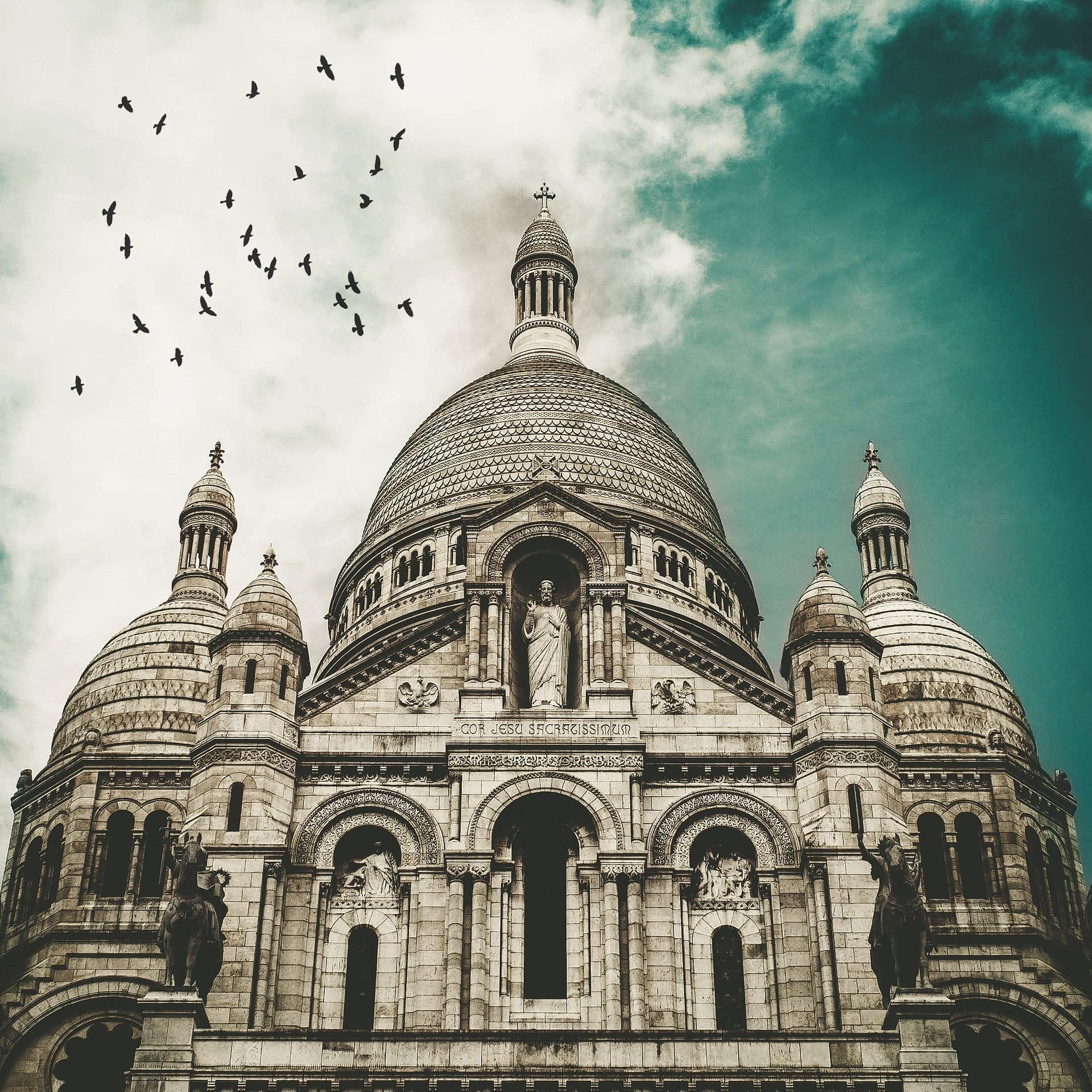 façade du Sacré-Coeur de Montmartre, un des monuments emblématiques de Paris