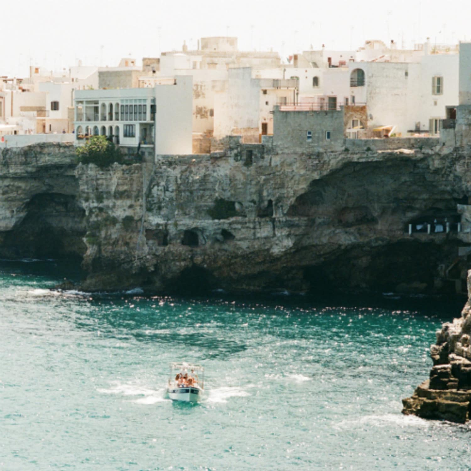 Des falaises dans les Pouilles
