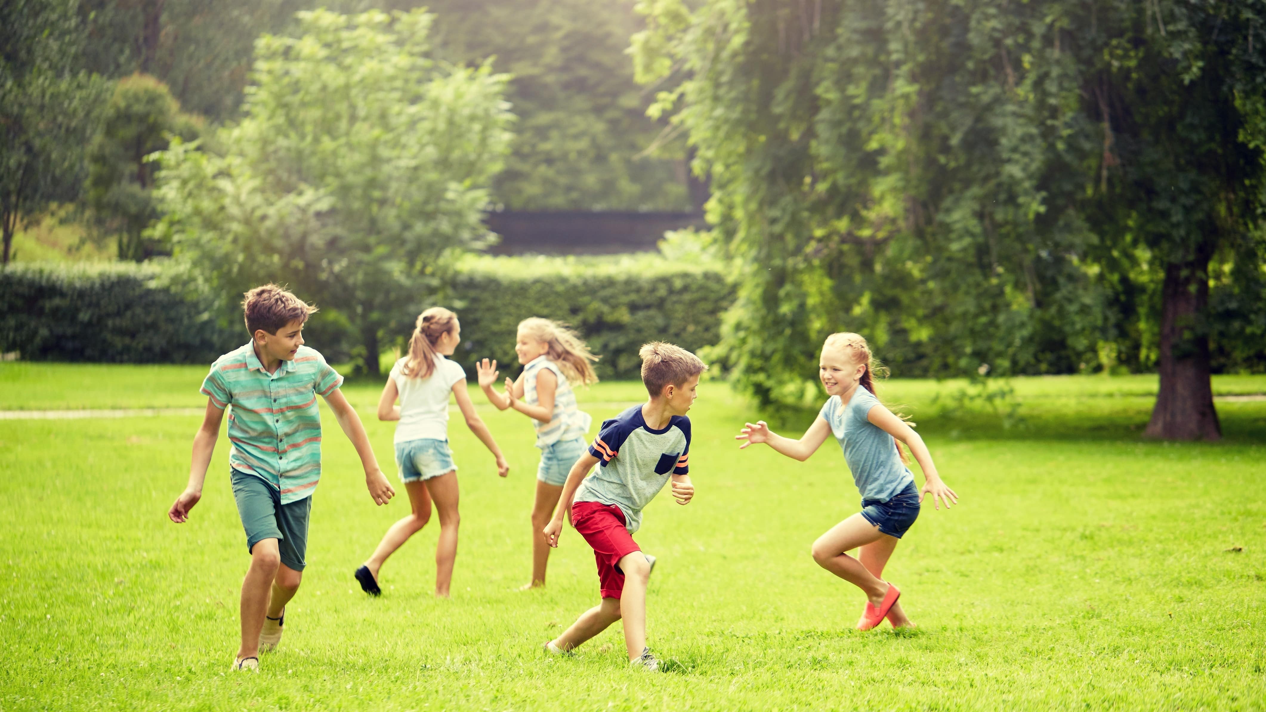 Enfants batifolant dans la verdure