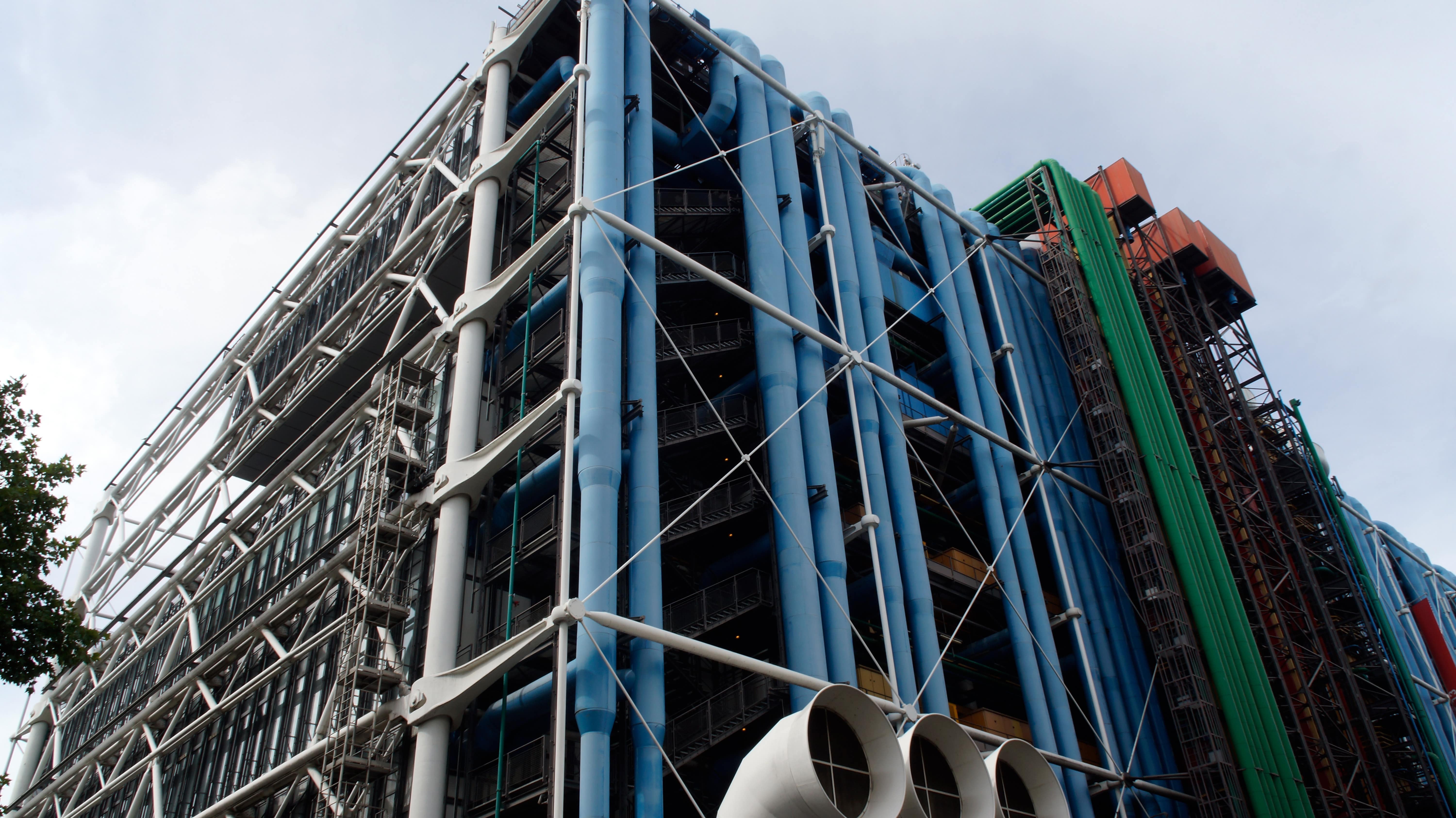 Détail de l’architecture extérieure du centre Pompidou, dans le quartier Beaubourg à Paris