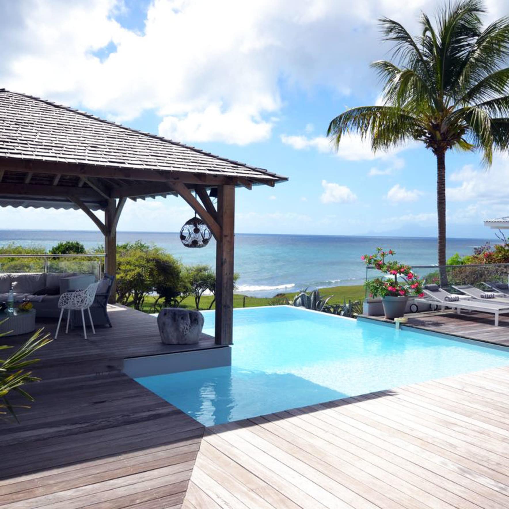 Location de vacances en Guadeloupe : villa avec piscine privée en bord de mer à Sainte-Anne