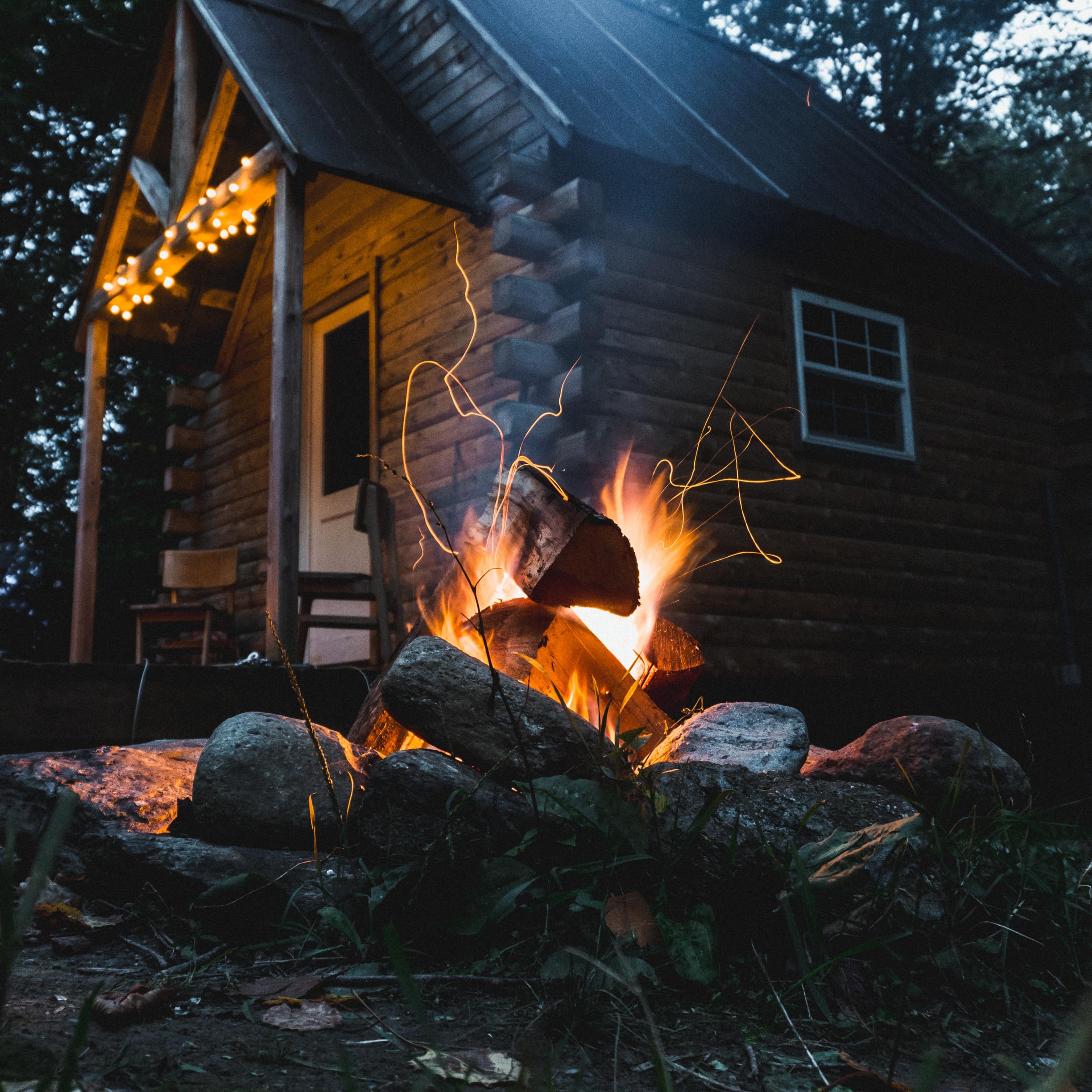 Un chalet isolé et un feu de bois crépitant