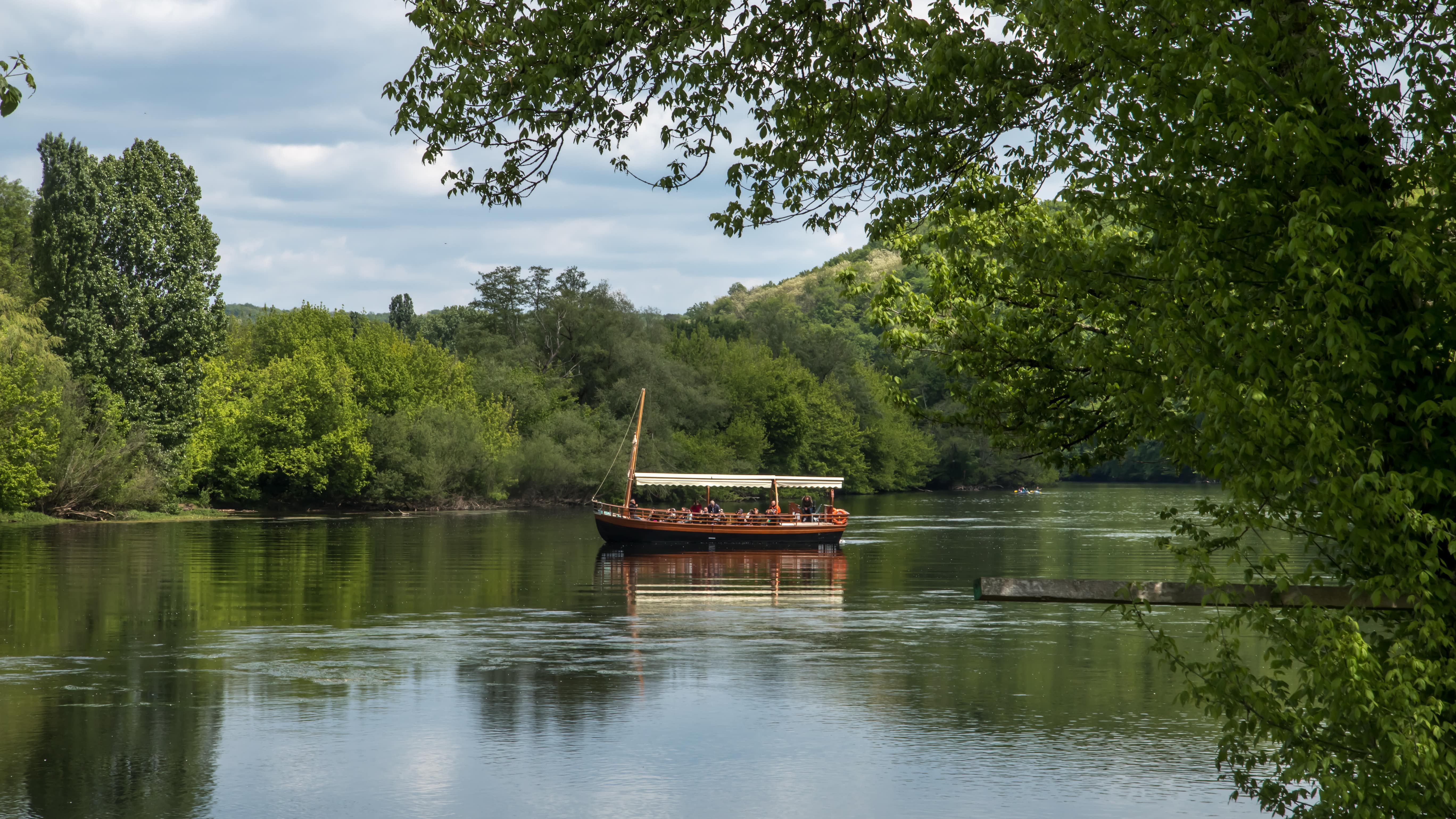 Gabarre naviguant sur la rivière Dordogne