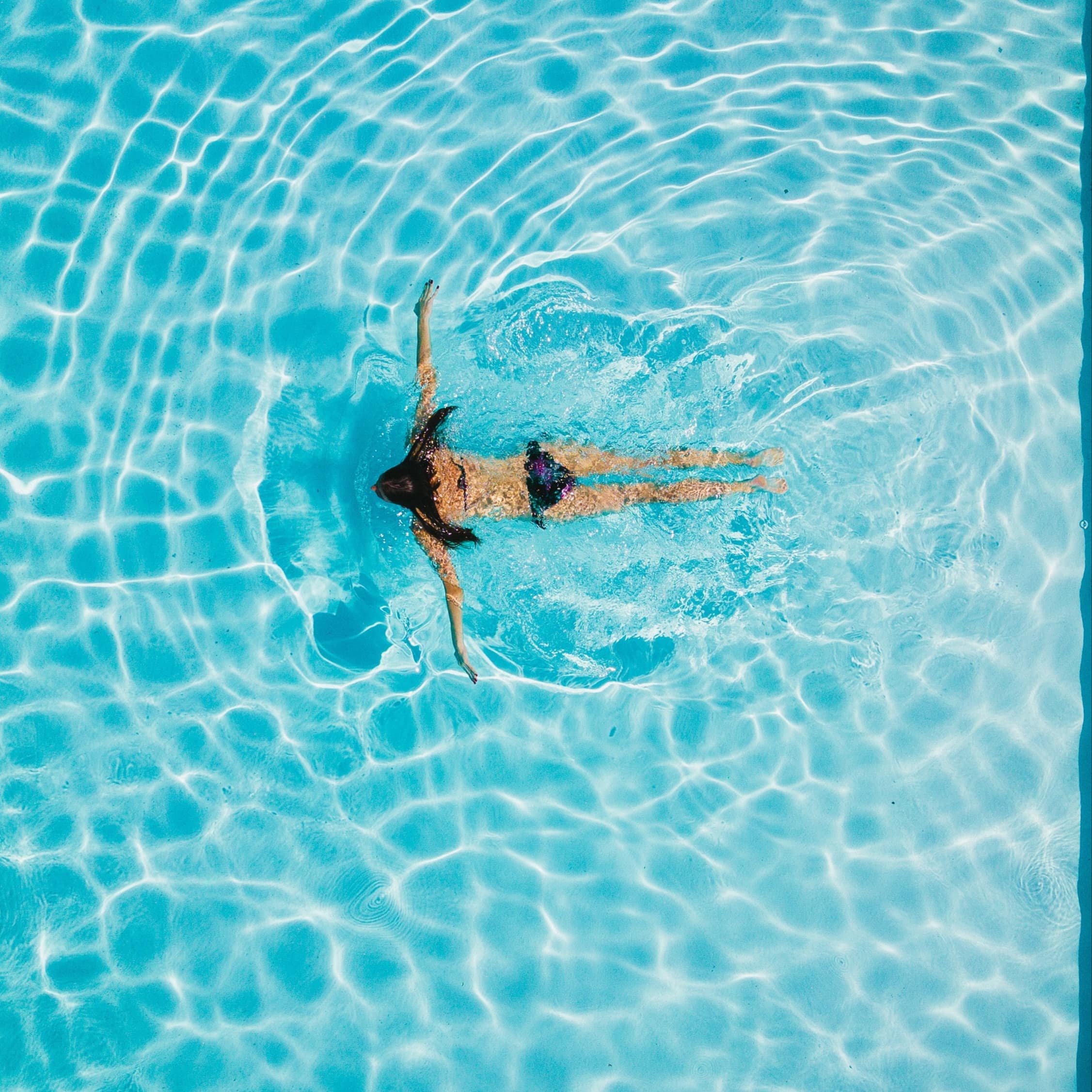Femme vue de haut dans une piscine
