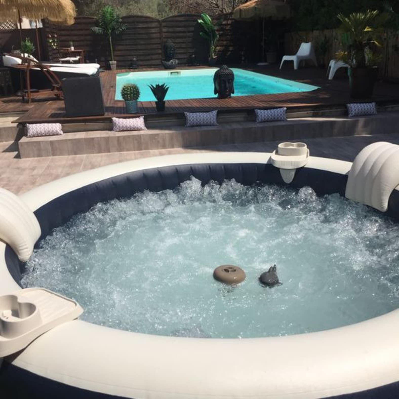 Piscine avec jacuzzi privatif zen