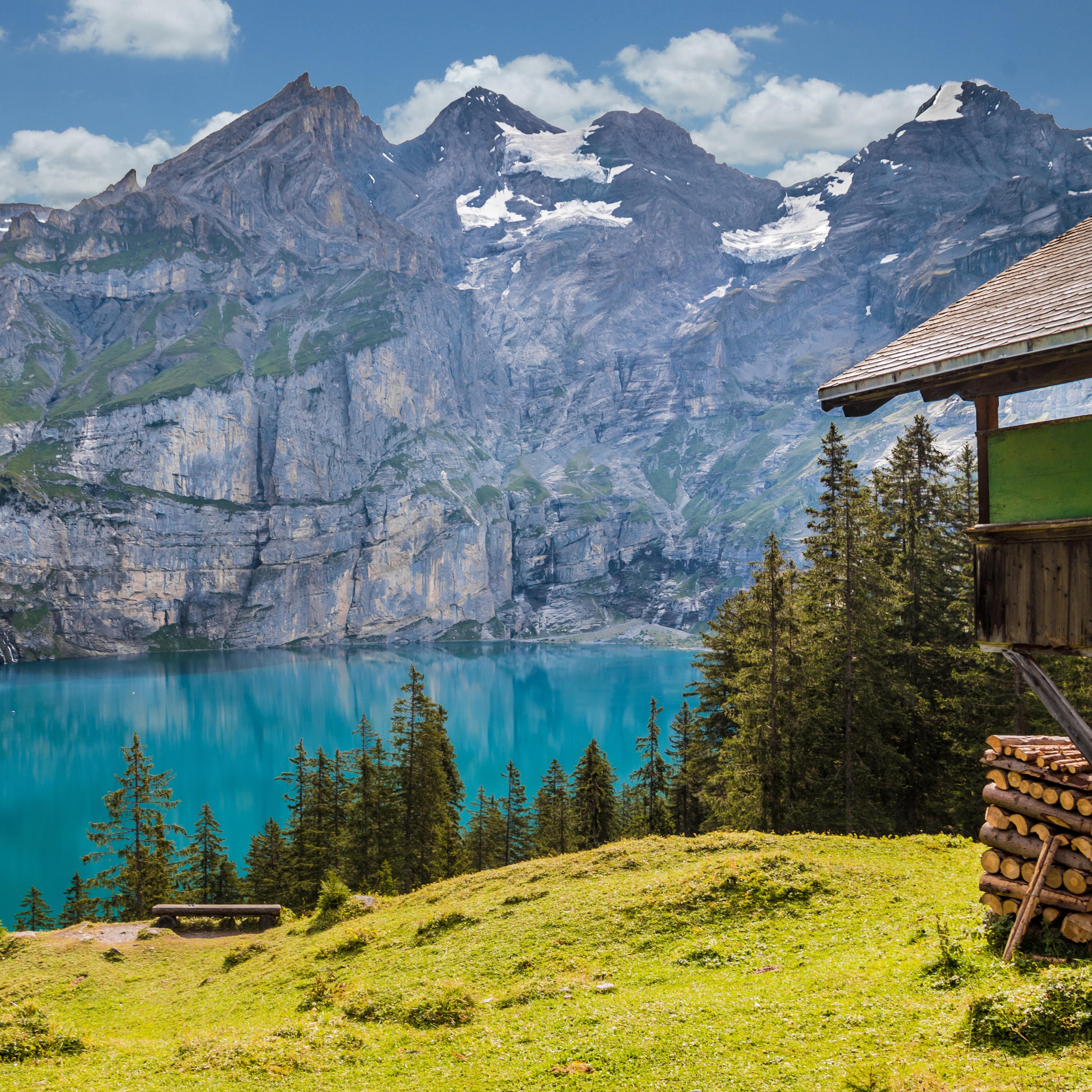 Un chalet au cœur d’un paysage alpin, face aux sommets enneigés