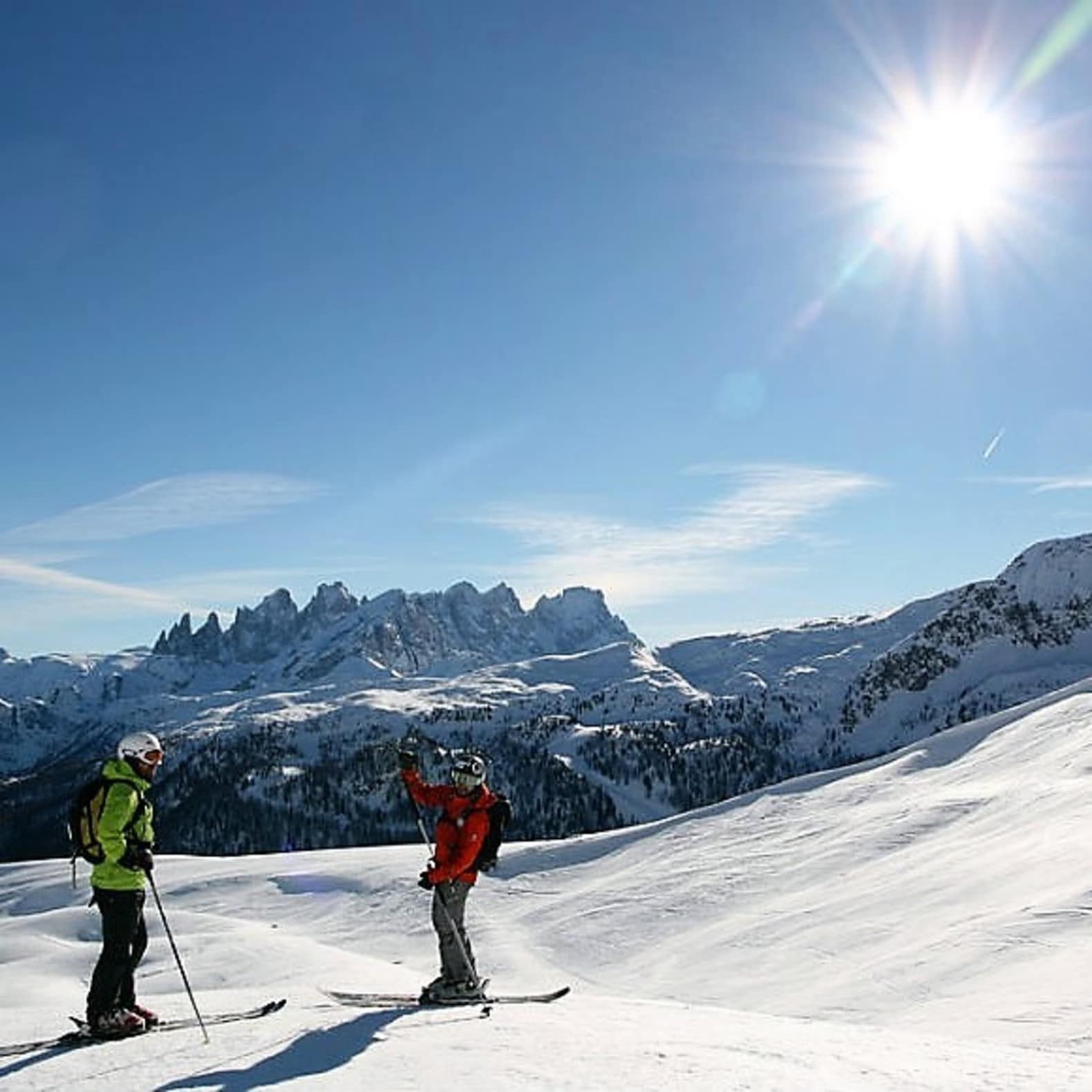Deux skieurs sur une piste de ski, week-end en famille dernière minute