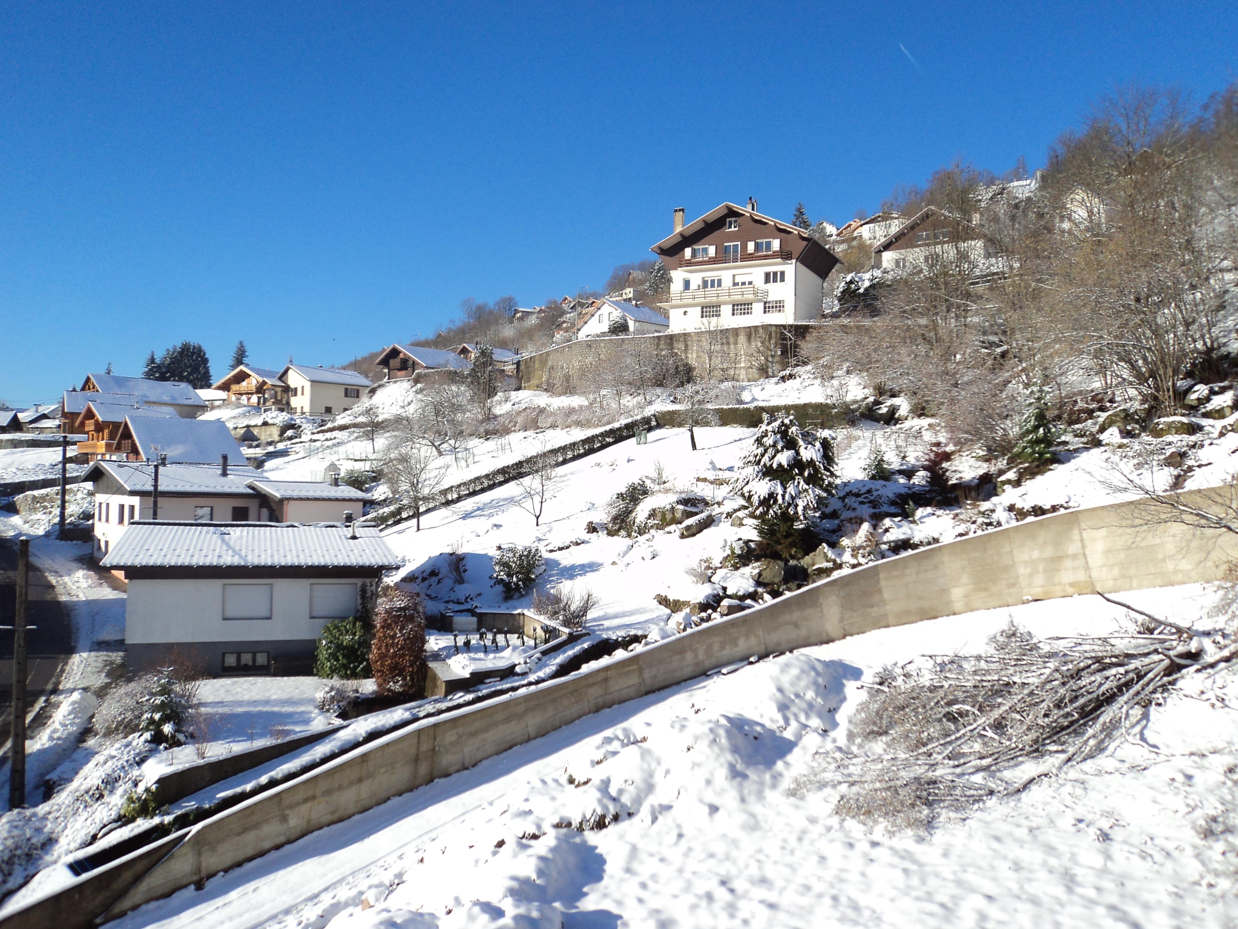 chalets à la bresse sous la neige