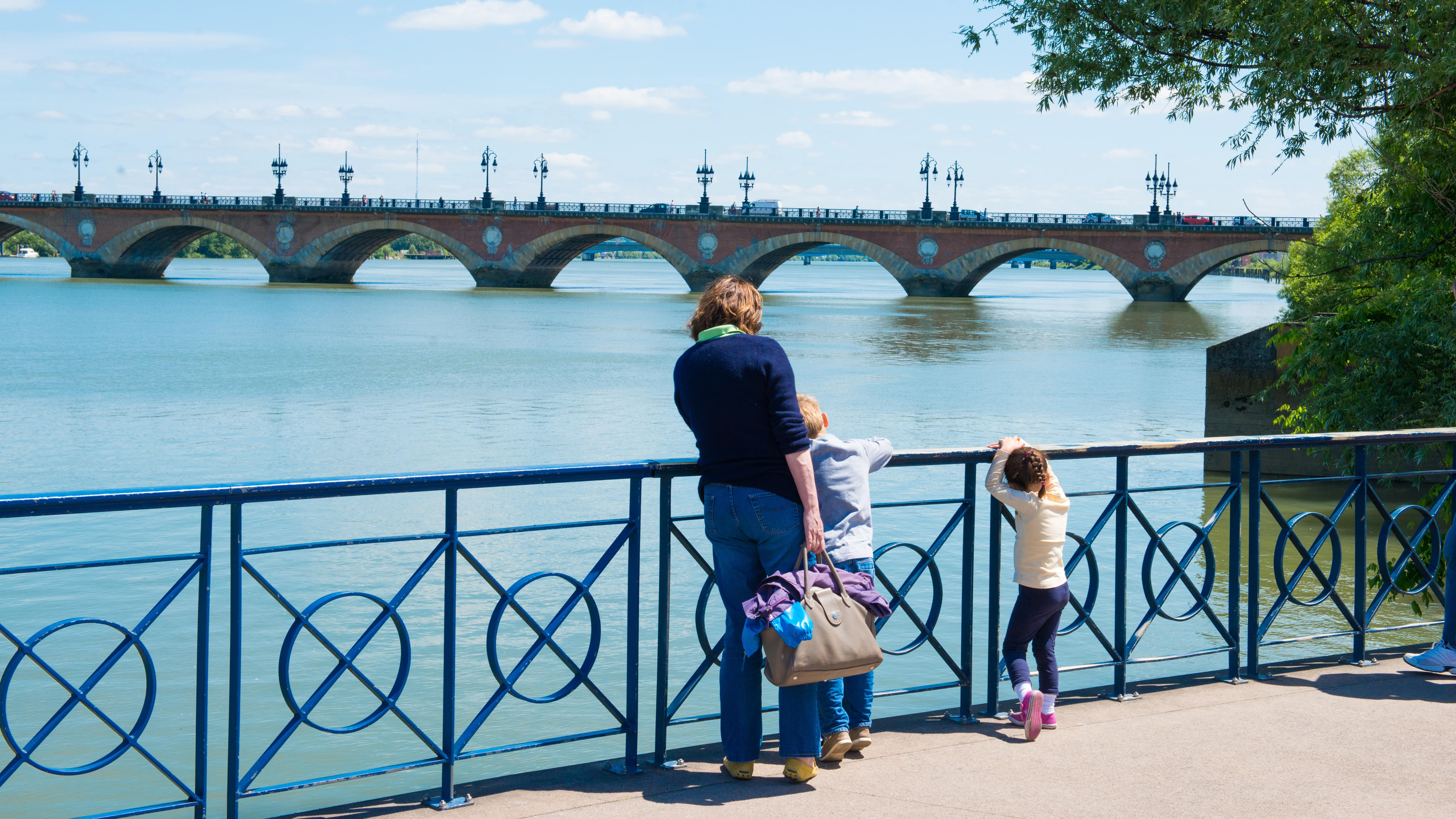 Une mère et ses enfants, quai Richelieu à Bordeaux