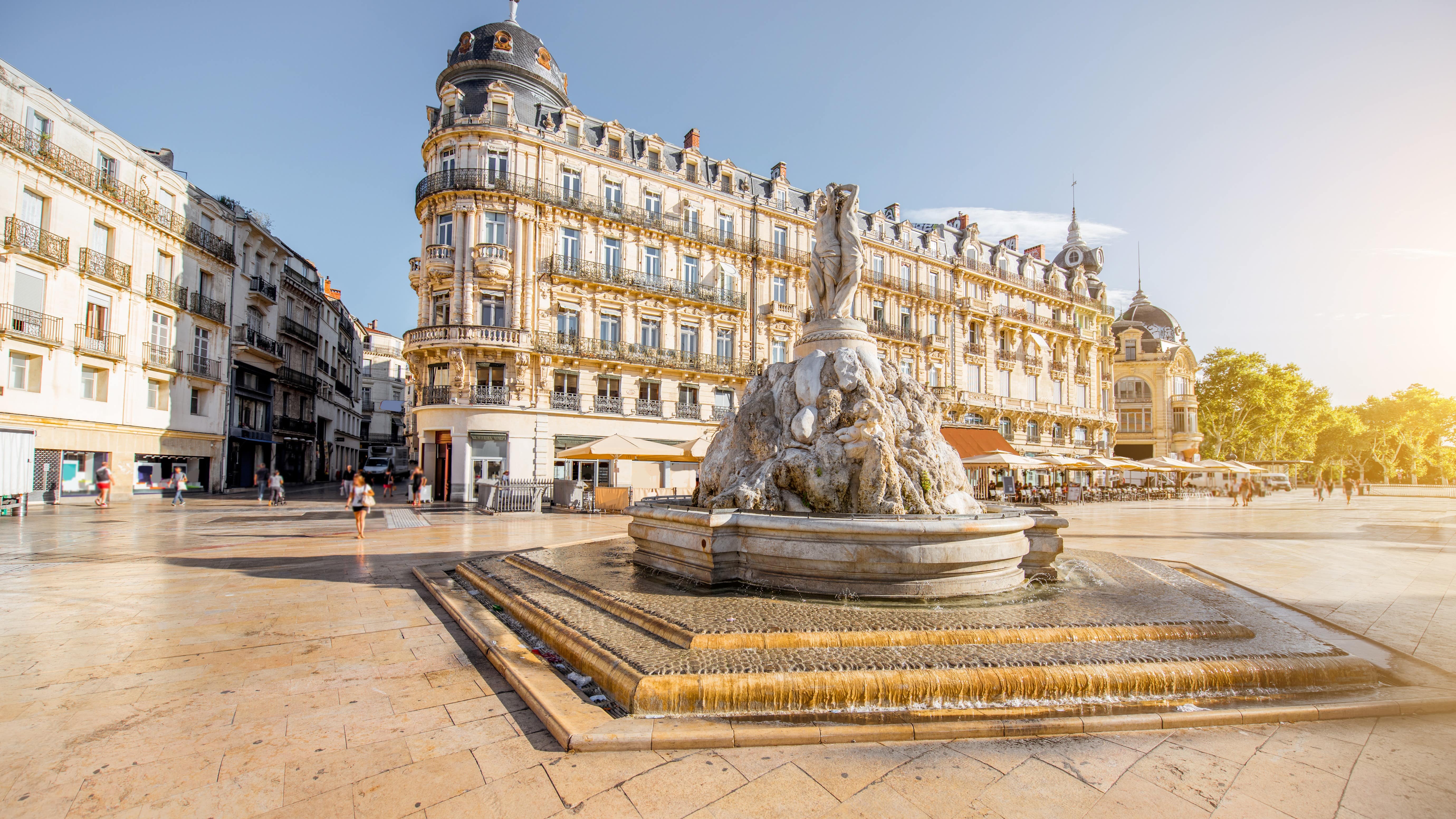 Vue sur la place de la Comédie ainsi que sur la fontaine des Trois Grâces à Montpellier