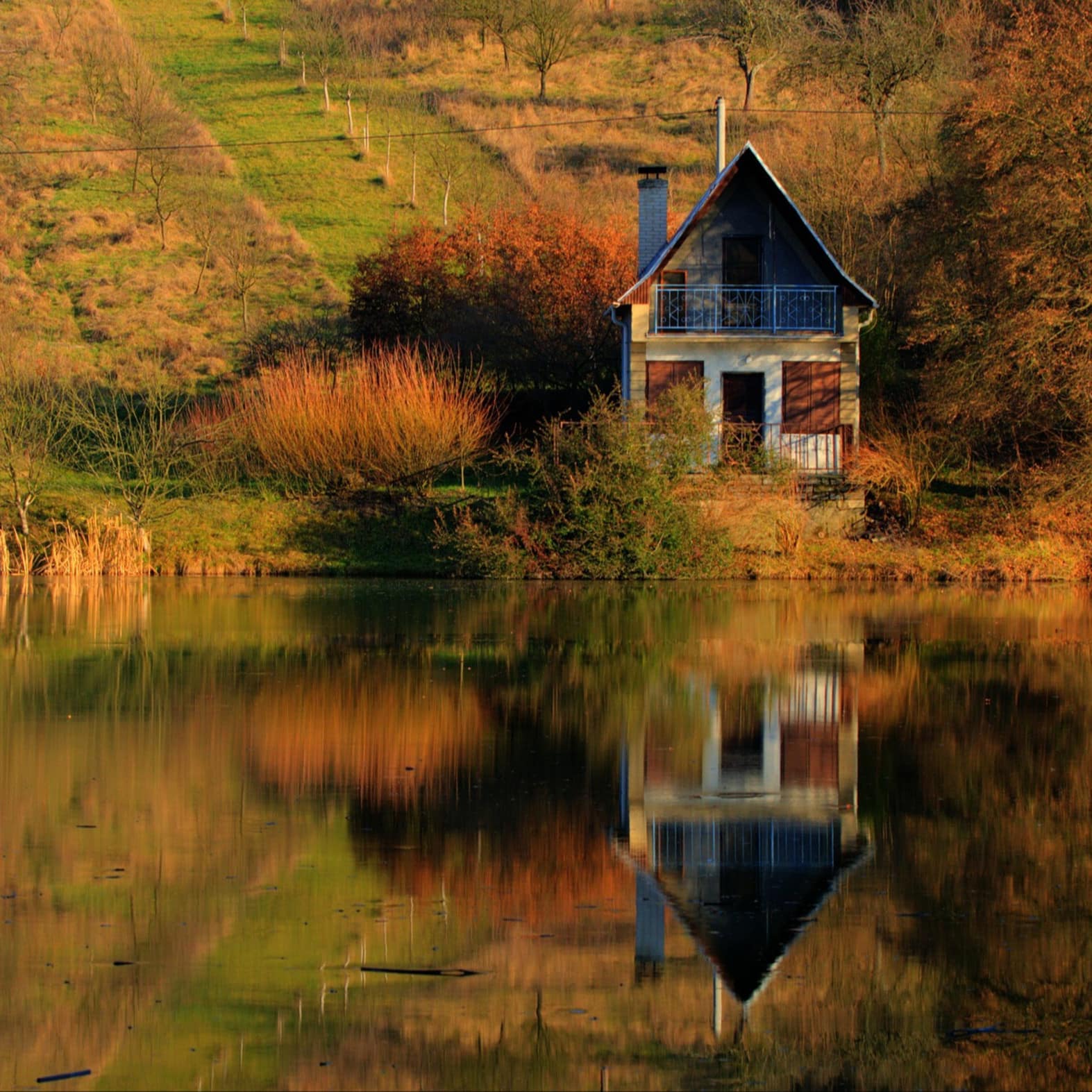 Un chalet avec jacuzzi, au bord du lac